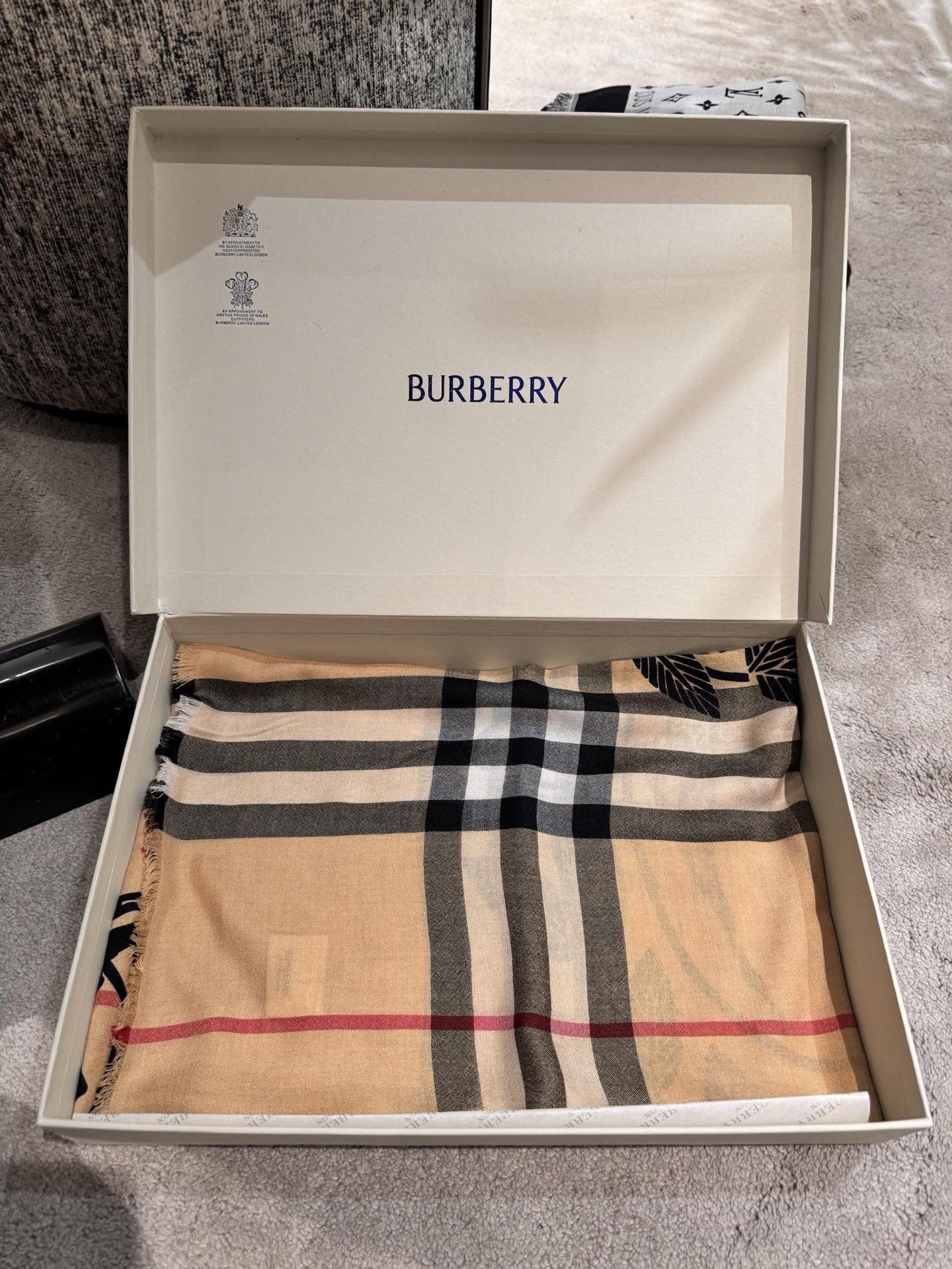 P巴宝莉专柜新款💗围巾披肩重磅来了。专柜验货‼️burberry原单殿堂级皇室最新款‼️专柜在售1600
