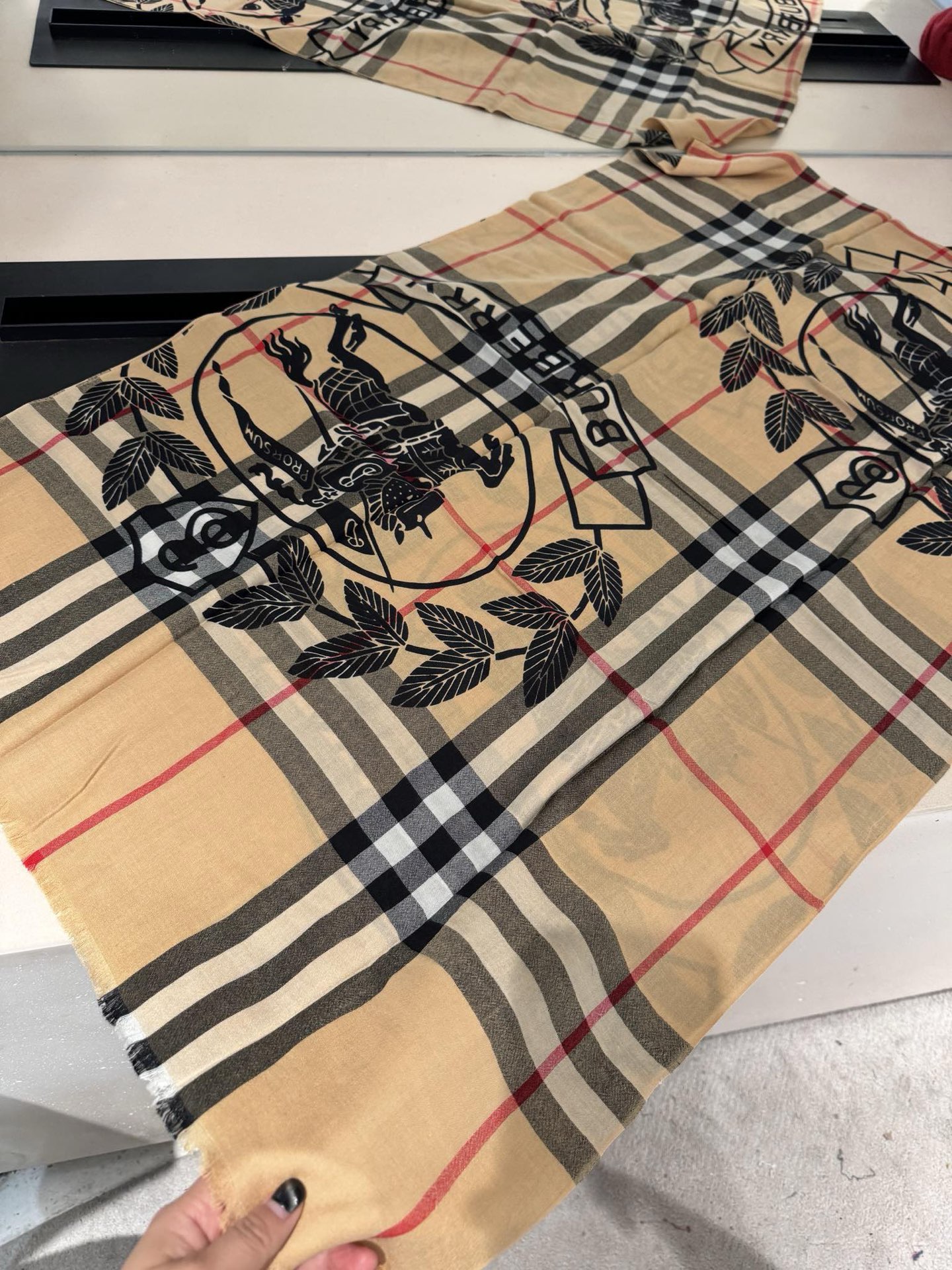 P巴宝莉专柜新款💗围巾披肩重磅来了。专柜验货‼️burberry原单殿堂级皇室最新款‼️专柜在售1600