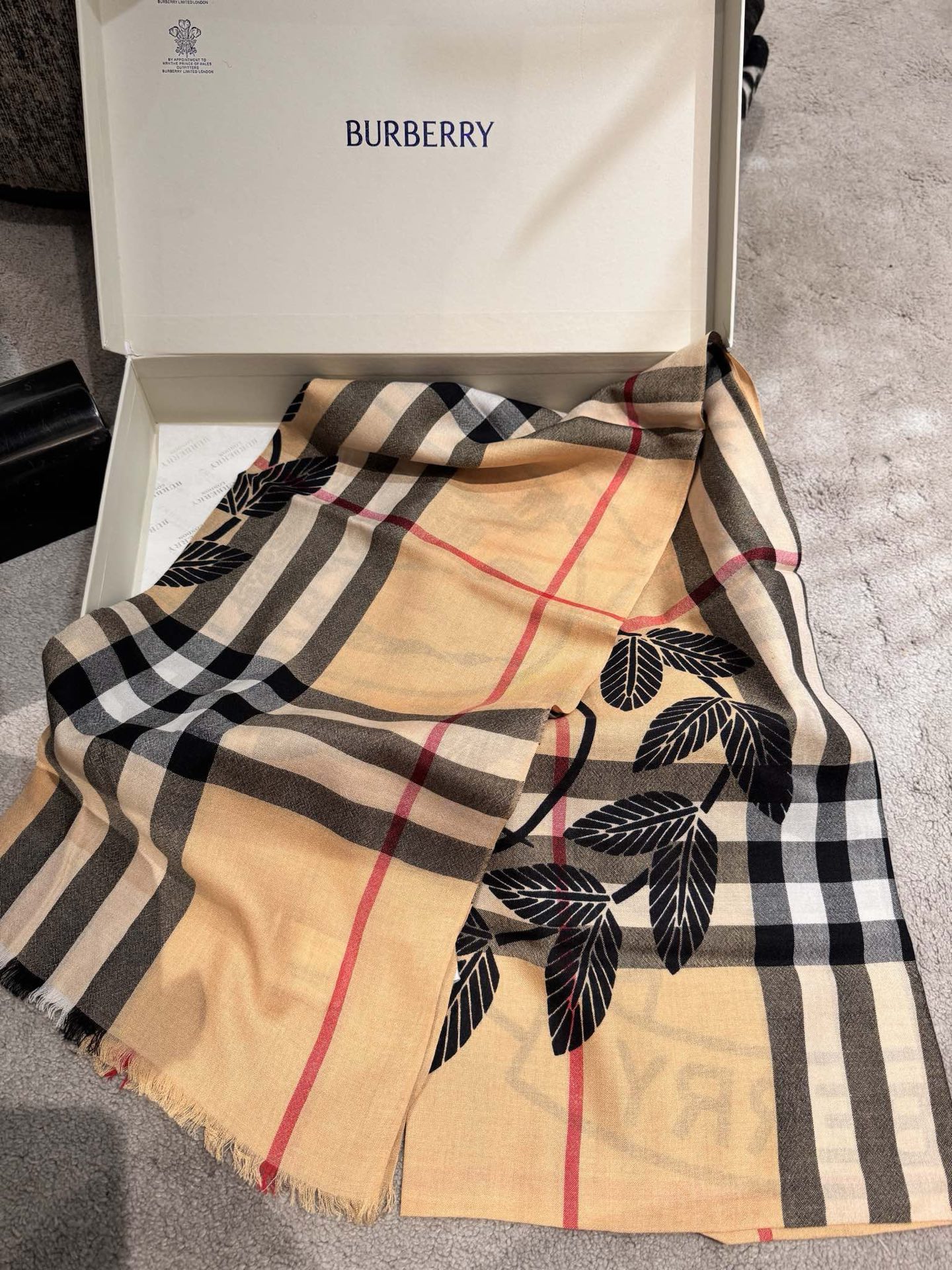 P巴宝莉专柜新款💗围巾披肩重磅来了。专柜验货‼️burberry原单殿堂级皇室最新款‼️专柜在售1600