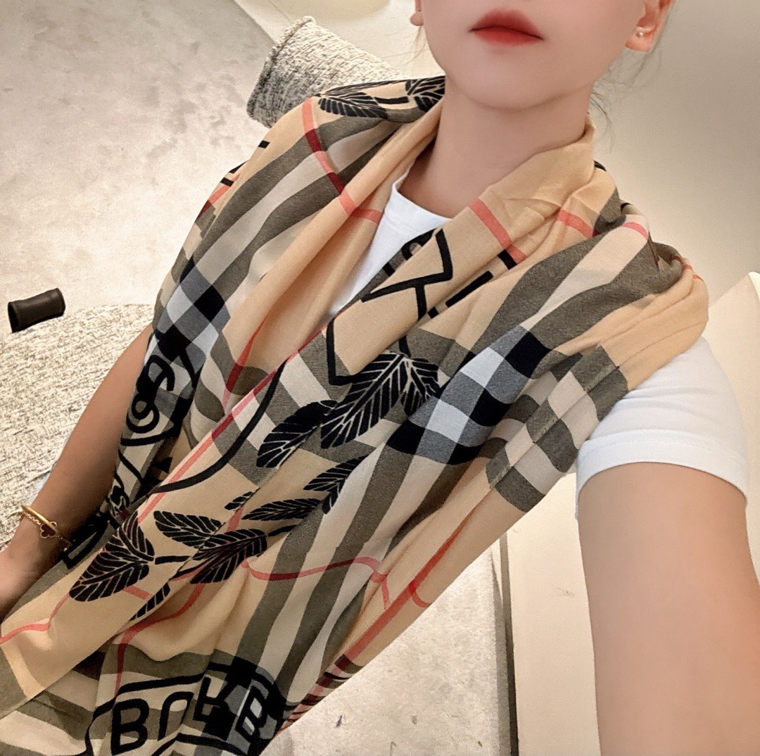 P巴宝莉专柜新款💗围巾披肩重磅来了。专柜验货‼️burberry原单殿堂级皇室最新款‼️专柜在售1600