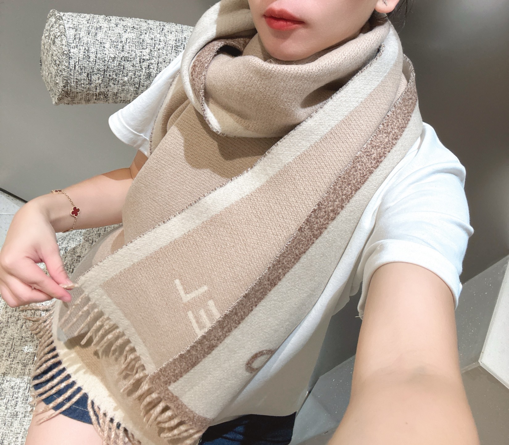 PC家。𝐂𝐇𝐀𝐍𝐄𝐋新《双面拼色提花》Size：184x34cm (不含流苏)目测是大爆款！双面异色提花