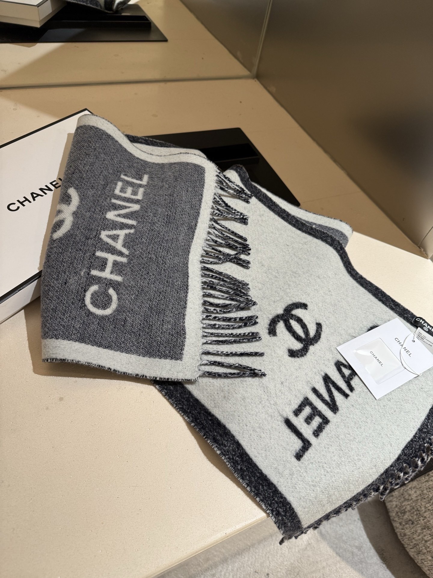 PC家。𝐂𝐇𝐀𝐍𝐄𝐋新《双面拼色提花》Size：184x34cm (不含流苏)目测是大爆款！双面异色提花