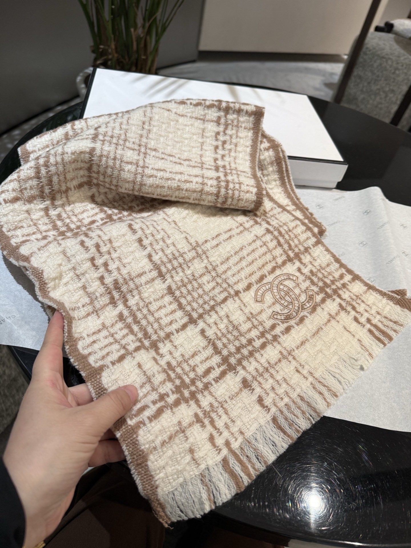 P重磅推荐❗️CHA · 香奈儿秋冬新品 · 羊绒轻缩围巾❗️臻选上乘的山羊绒纤维，耗时耗力，再以清泉水