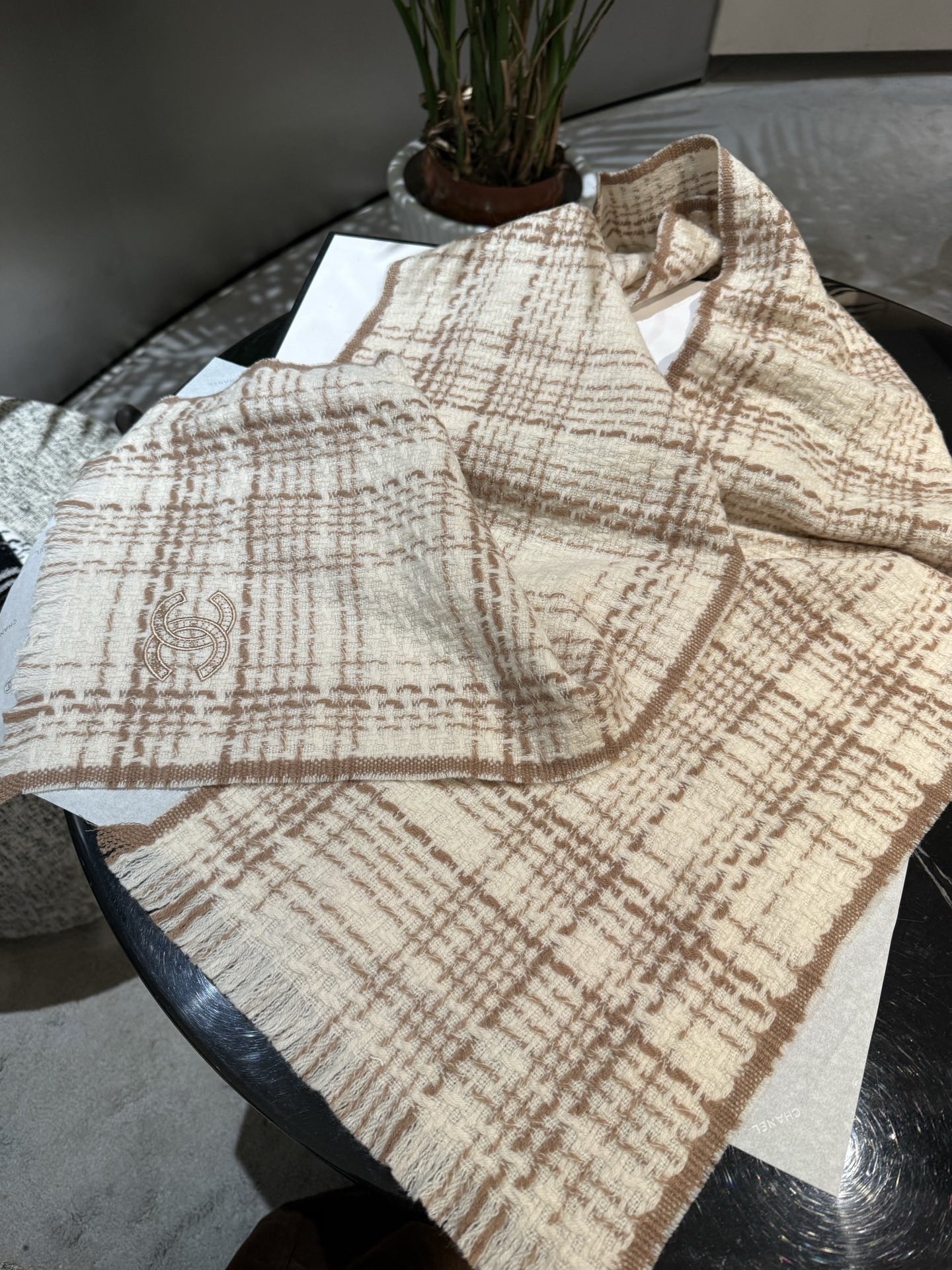 P重磅推荐❗️CHA · 香奈儿秋冬新品 · 羊绒轻缩围巾❗️臻选上乘的山羊绒纤维，耗时耗力，再以清泉水