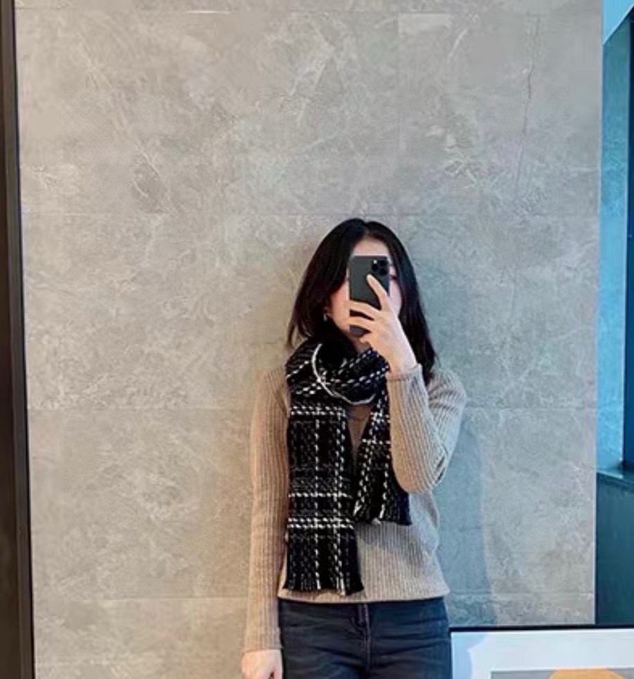 P重磅推荐❗️CHA · 香奈儿秋冬新品 · 羊绒轻缩围巾❗️臻选上乘的山羊绒纤维，耗时耗力，再以清泉水