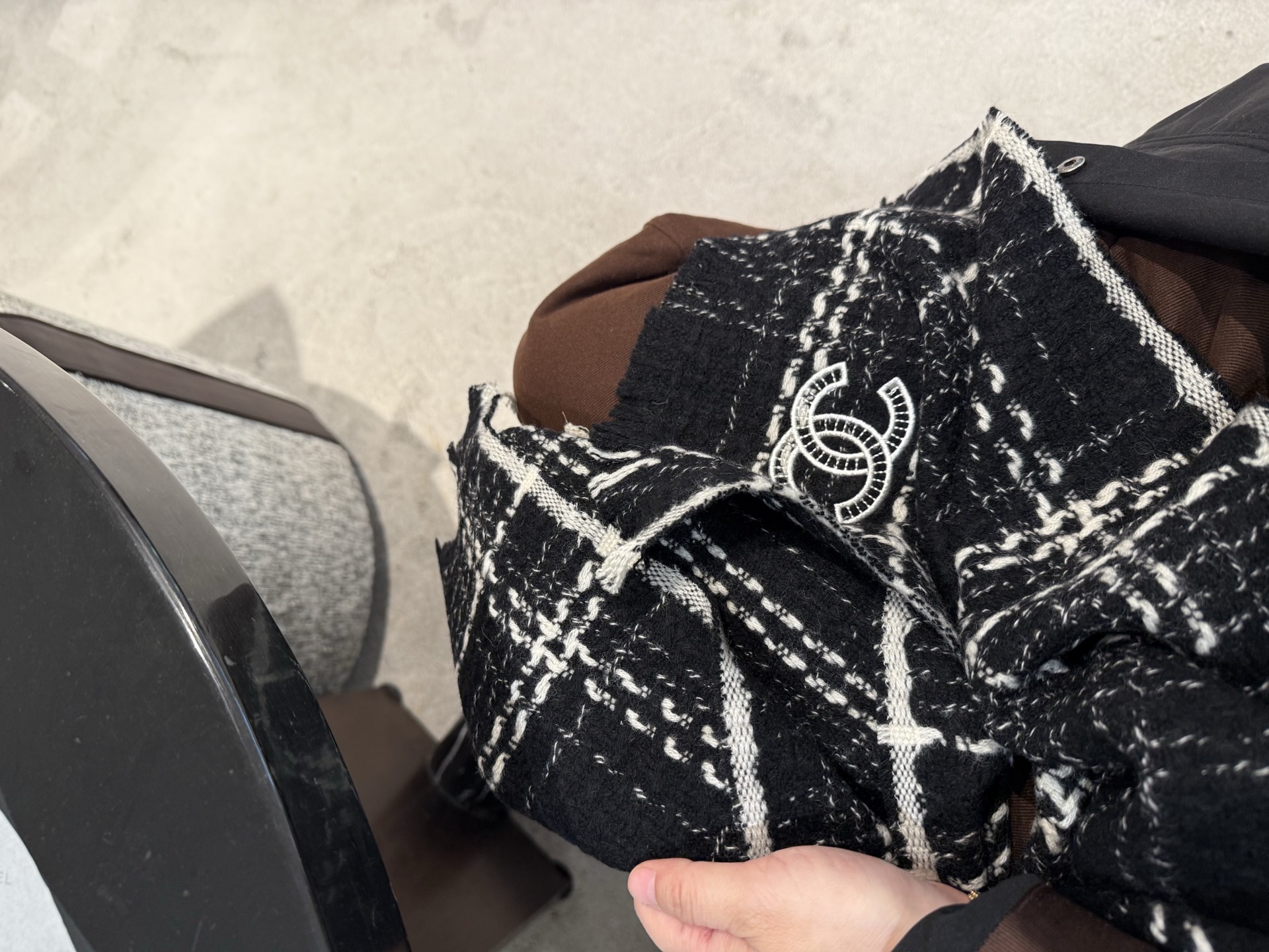 P重磅推荐❗️CHA · 香奈儿秋冬新品 · 羊绒轻缩围巾❗️臻选上乘的山羊绒纤维，耗时耗力，再以清泉水