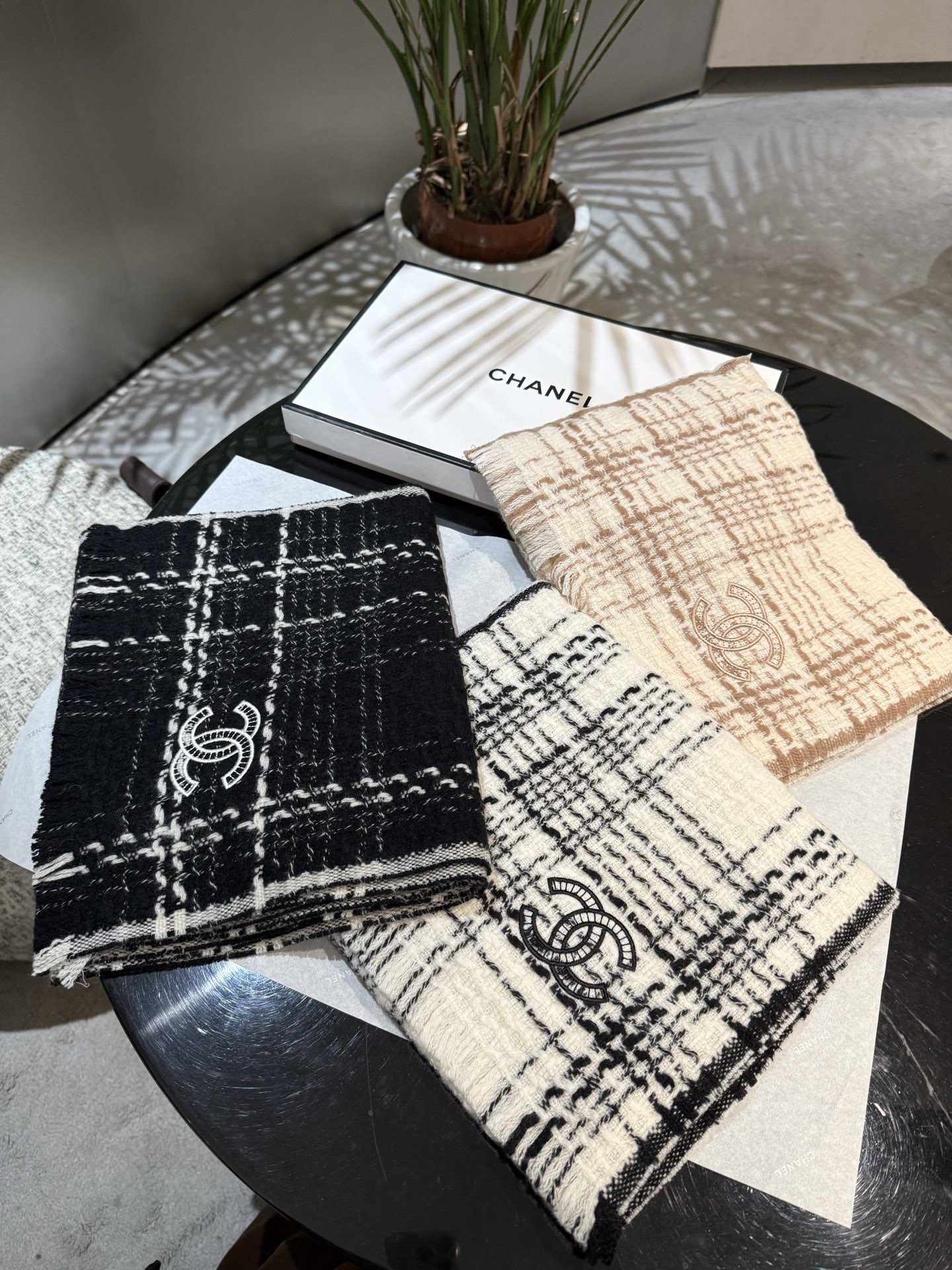 P重磅推荐❗️CHA · 香奈儿秋冬新品 · 羊绒轻缩围巾❗️臻选上乘的山羊绒纤维，耗时耗力，再以清泉水