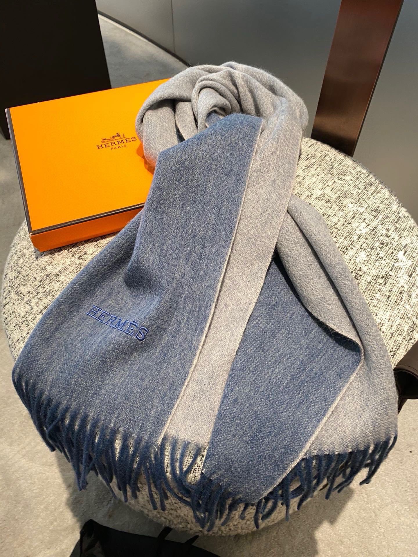 P爱马仕2025巴黎时装展商务男士女士通用双面羊绒披肩。代工厂臻选上乘的超细羊绒纤维 进行纯手工精梳处理