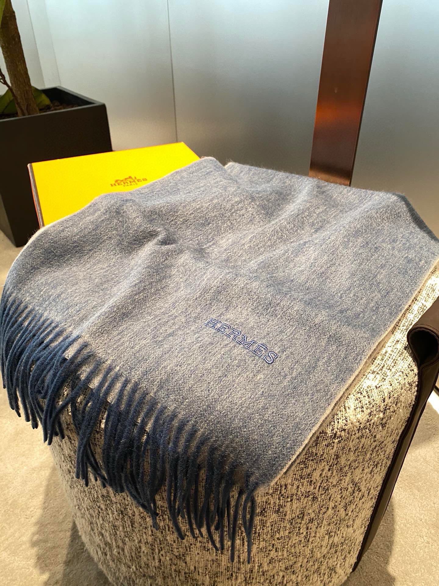 P爱马仕2025巴黎时装展商务男士女士通用双面羊绒披肩。代工厂臻选上乘的超细羊绒纤维 进行纯手工精梳处理