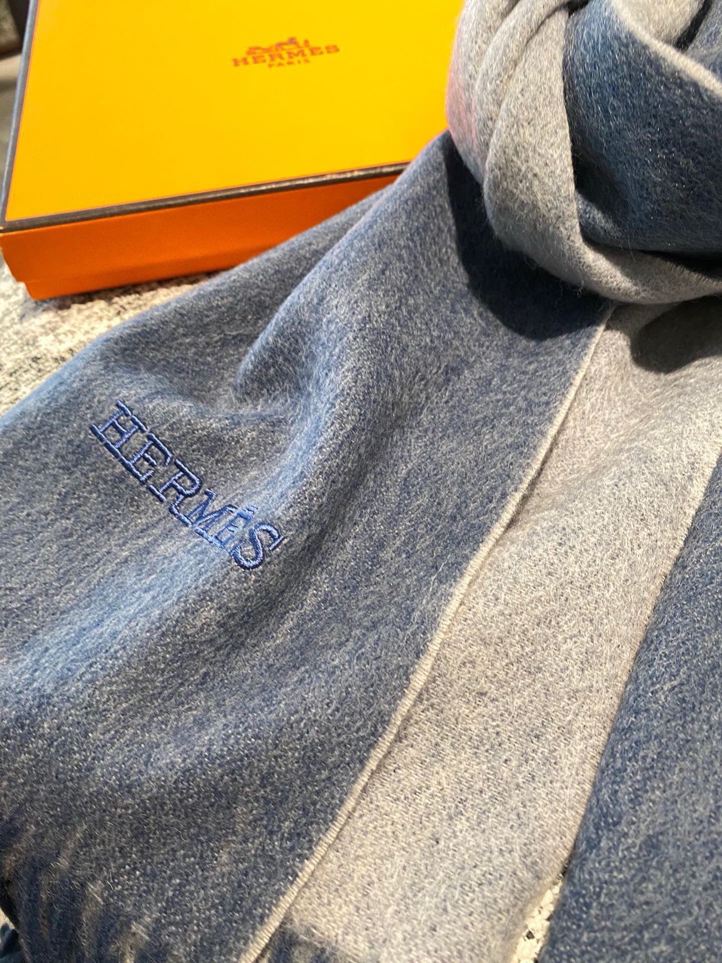 P爱马仕2025巴黎时装展商务男士女士通用双面羊绒披肩。代工厂臻选上乘的超细羊绒纤维 进行纯手工精梳处理