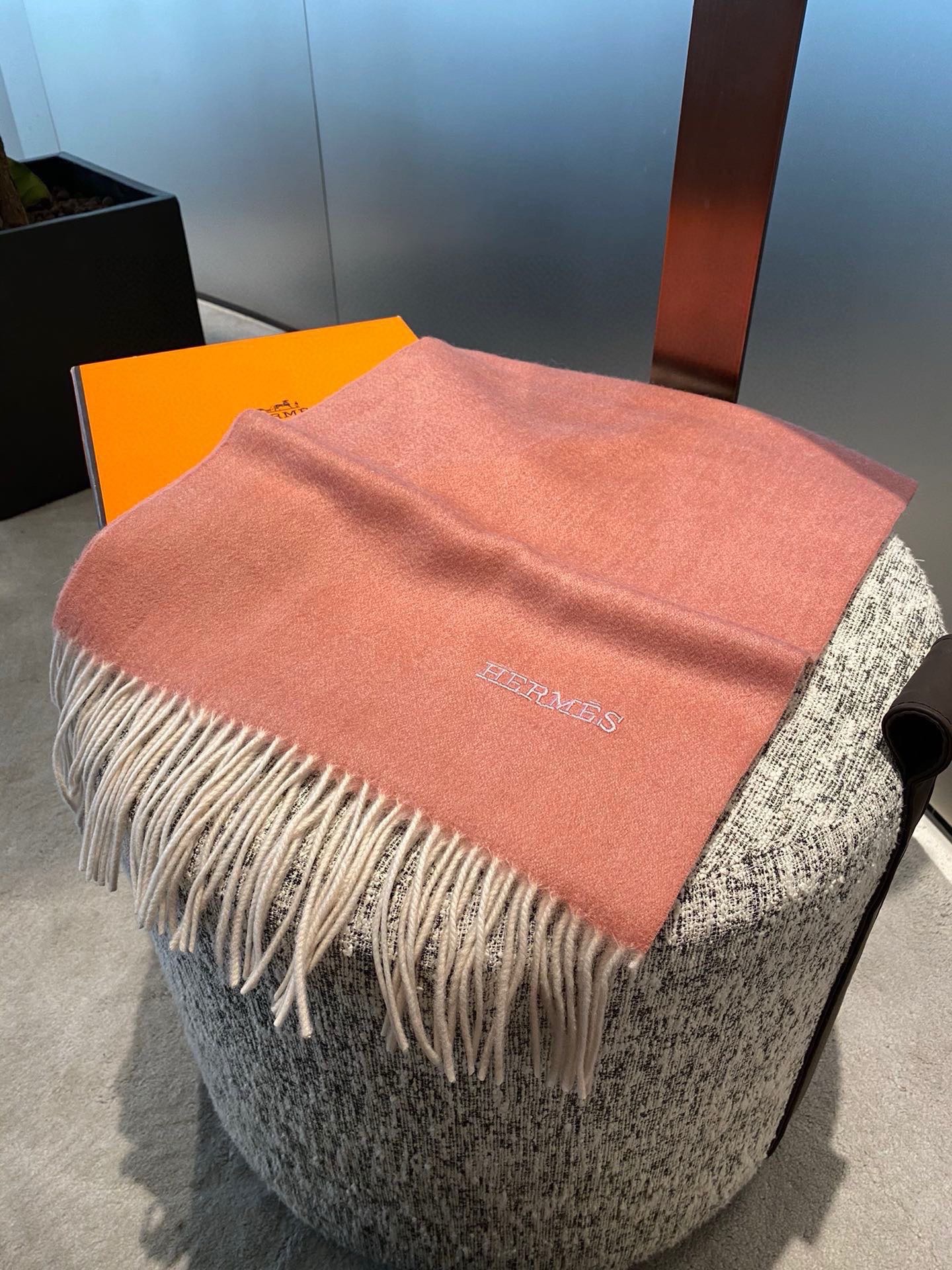 P爱马仕2025巴黎时装展商务男士女士通用双面羊绒披肩。代工厂臻选上乘的超细羊绒纤维 进行纯手工精梳处理