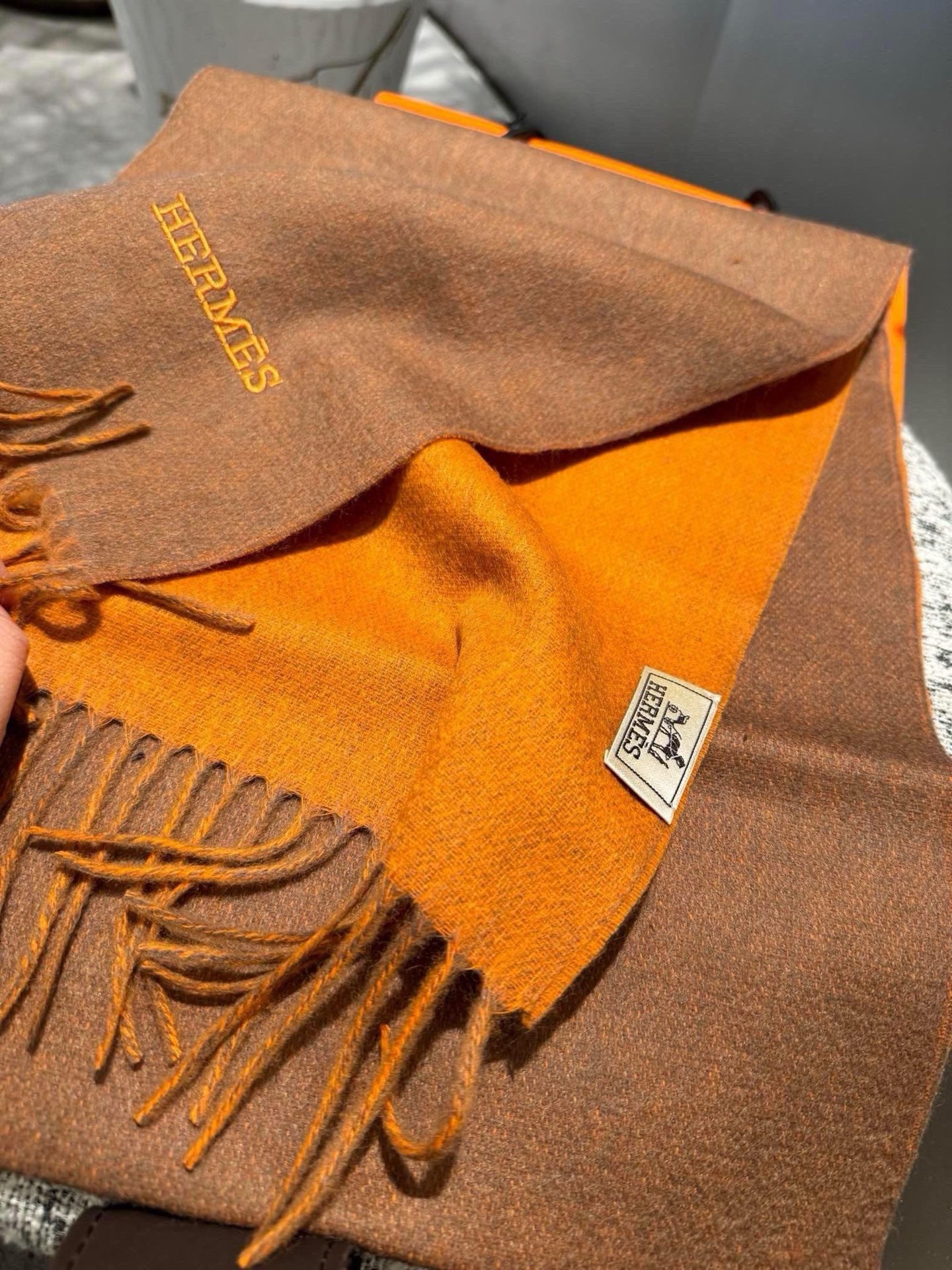 P爱马仕2025巴黎时装展商务男士女士通用双面羊绒披肩。代工厂臻选上乘的超细羊绒纤维 进行纯手工精梳处理