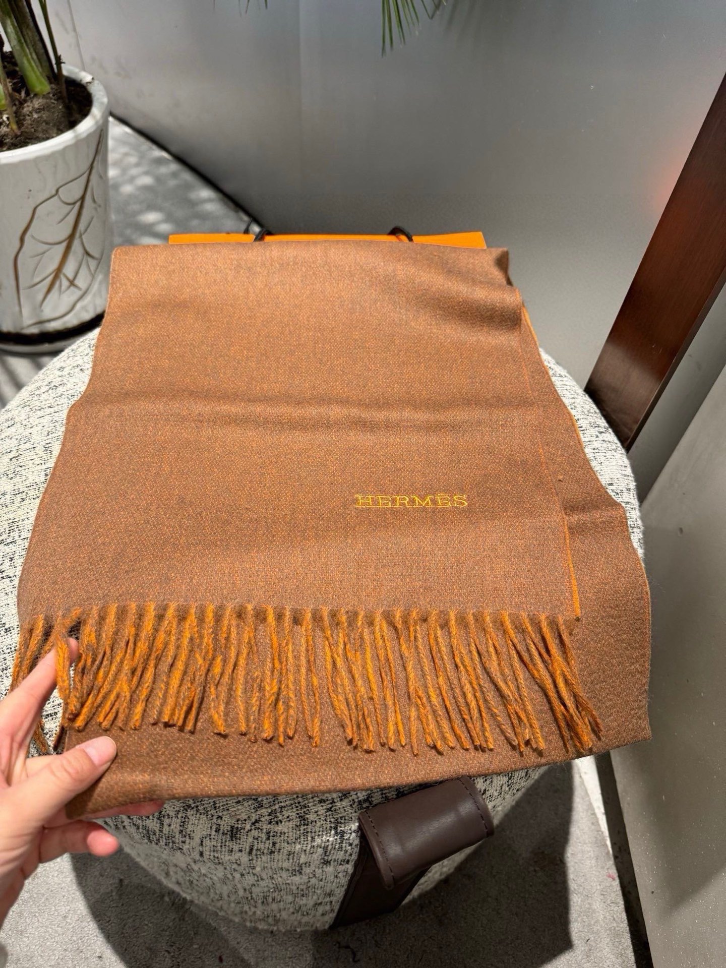 P爱马仕2025巴黎时装展商务男士女士通用双面羊绒披肩。代工厂臻选上乘的超细羊绒纤维 进行纯手工精梳处理