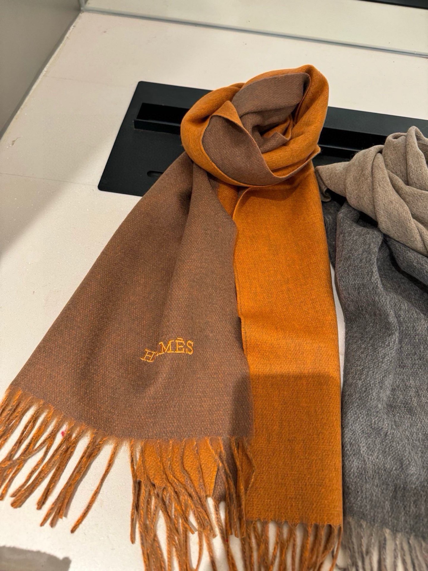 P爱马仕2025巴黎时装展商务男士女士通用双面羊绒披肩。代工厂臻选上乘的超细羊绒纤维 进行纯手工精梳处理