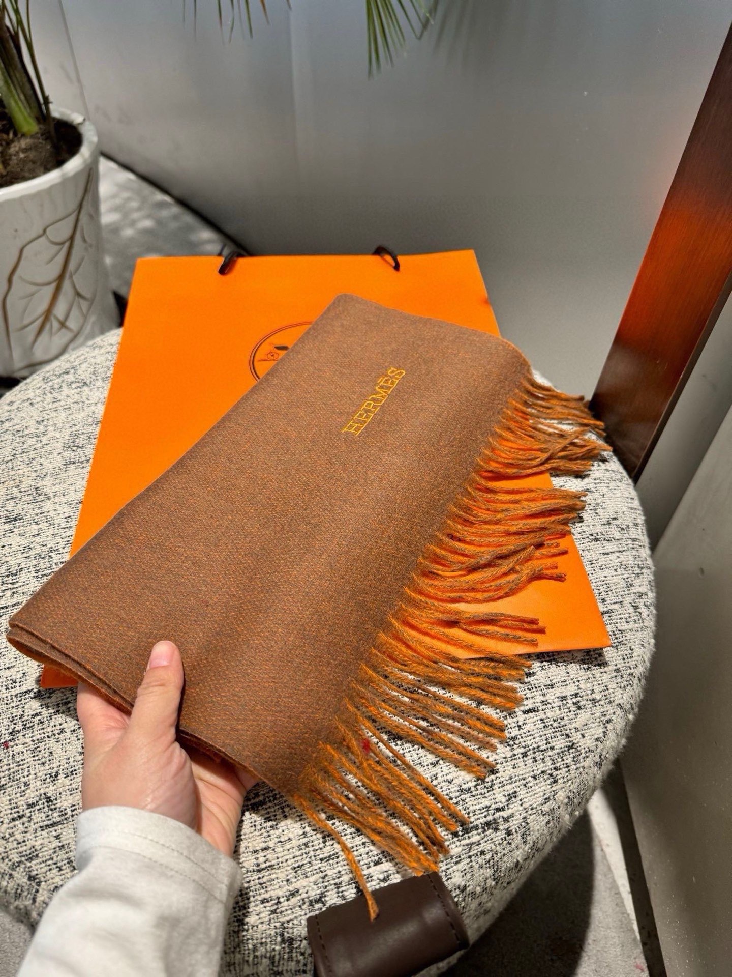 P爱马仕2025巴黎时装展商务男士女士通用双面羊绒披肩。代工厂臻选上乘的超细羊绒纤维 进行纯手工精梳处理