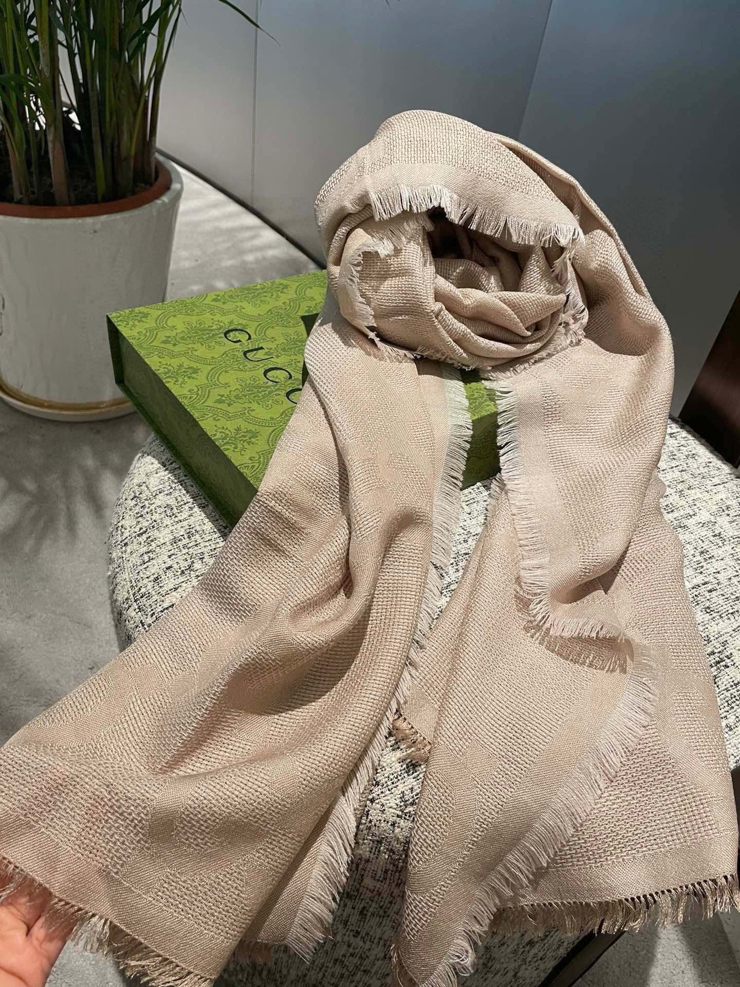 PGucci 商品细节品牌标志性元素不断推出妙趣横生的设计，以现代手法令经典单品呈现出时光沉淀的优雅美感