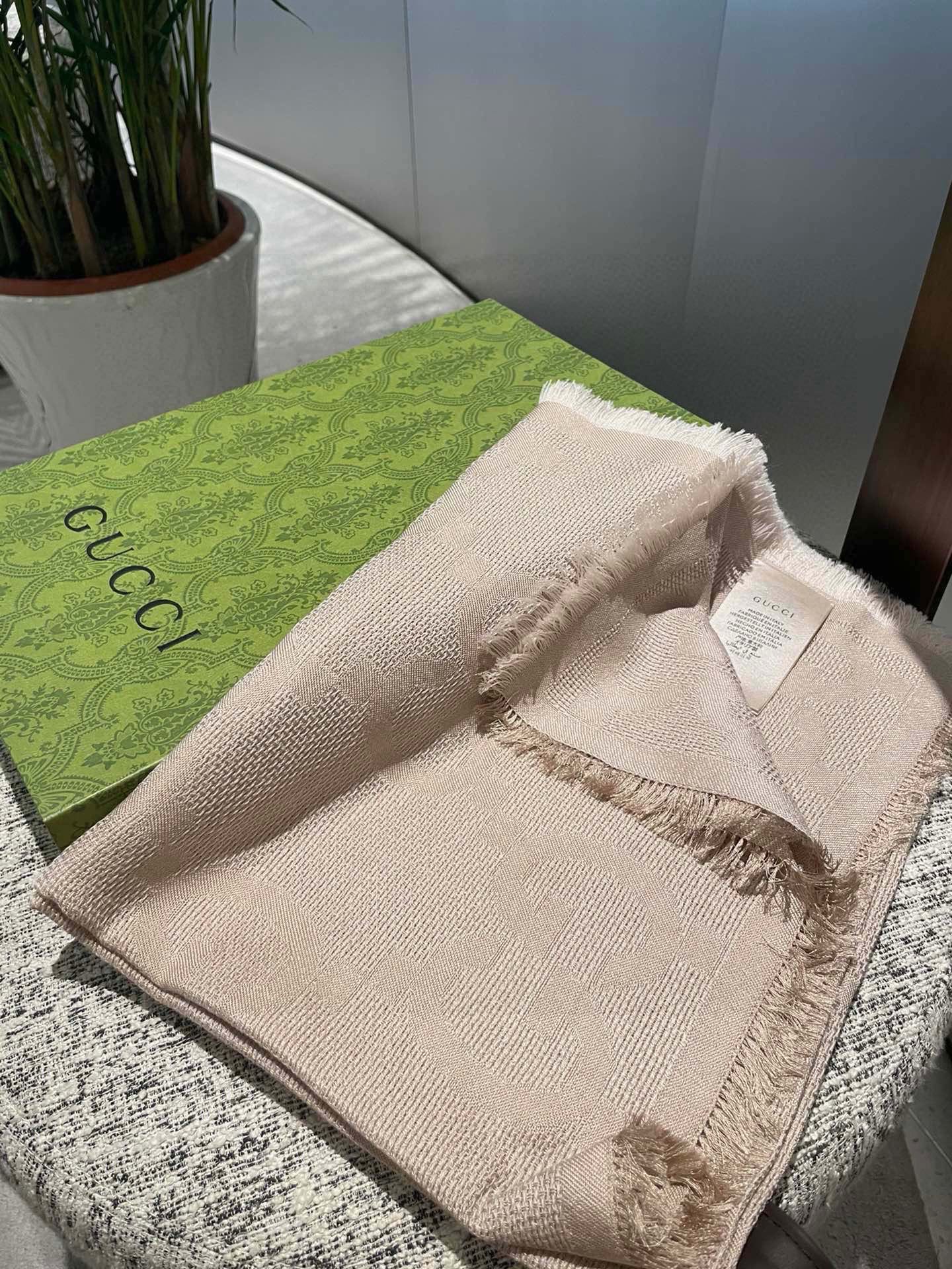 PGucci 商品细节品牌标志性元素不断推出妙趣横生的设计，以现代手法令经典单品呈现出时光沉淀的优雅美感