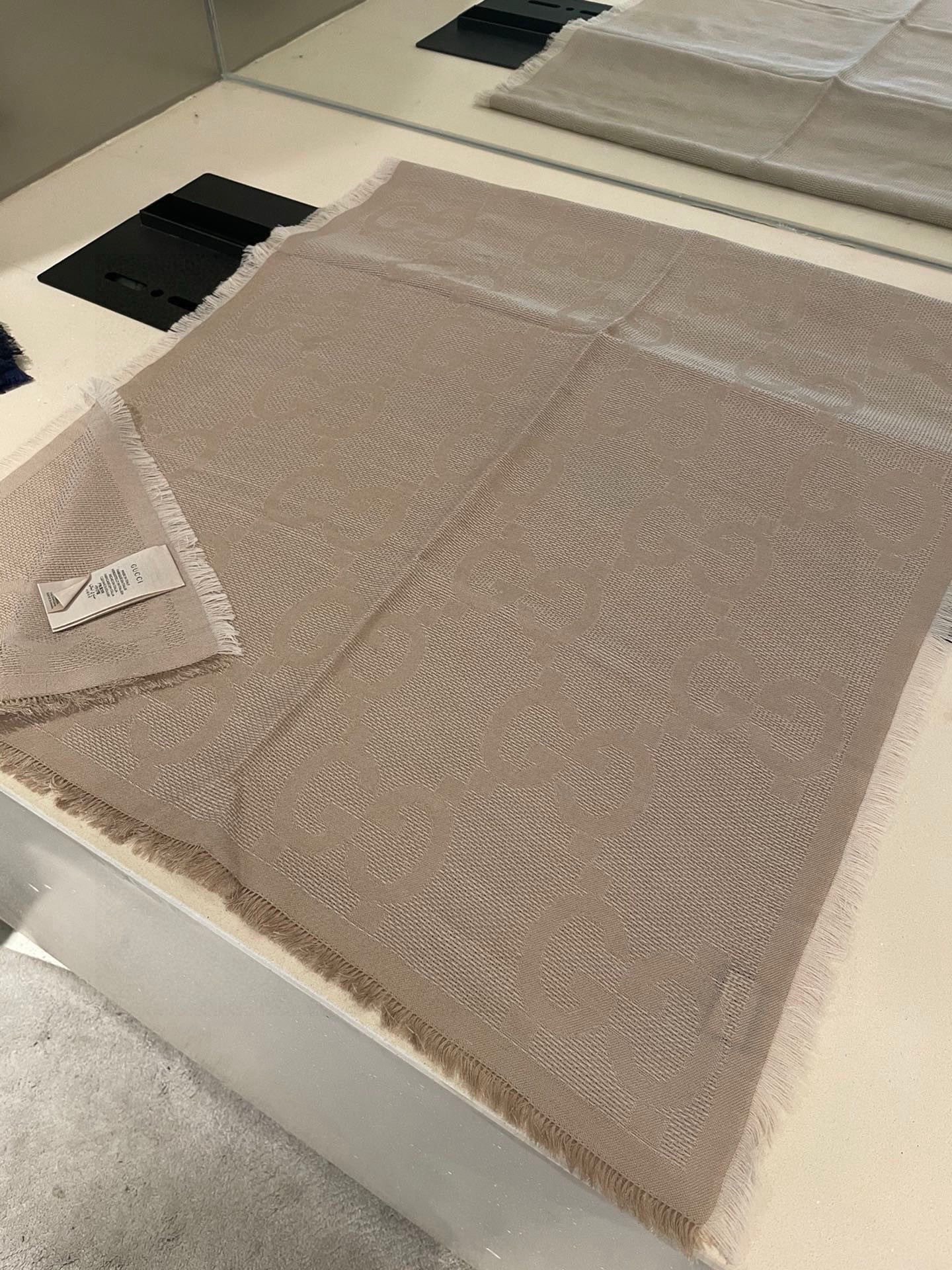 PGucci 商品细节品牌标志性元素不断推出妙趣横生的设计，以现代手法令经典单品呈现出时光沉淀的优雅美感