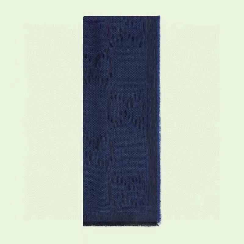 PGucci 商品细节品牌标志性元素不断推出妙趣横生的设计，以现代手法令经典单品呈现出时光沉淀的优雅美感