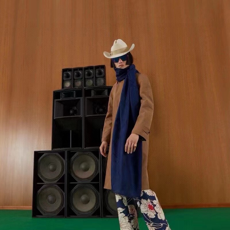 PGucci 商品细节品牌标志性元素不断推出妙趣横生的设计，以现代手法令经典单品呈现出时光沉淀的优雅美感