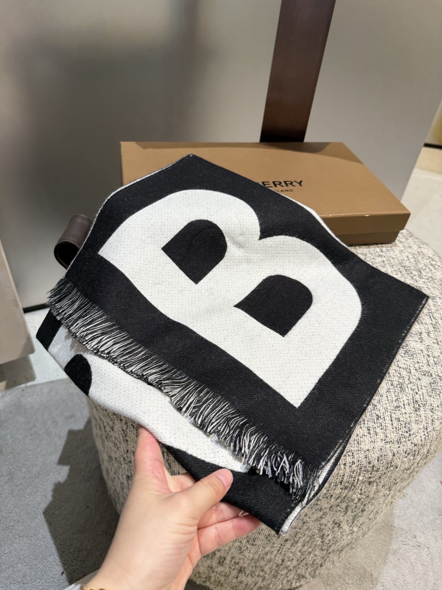 P【B大字母双面长巾】免代购，专柜新色，真香必入推荐款！全网最好的品质推荐给我的老姐妹们，须边细节都是一