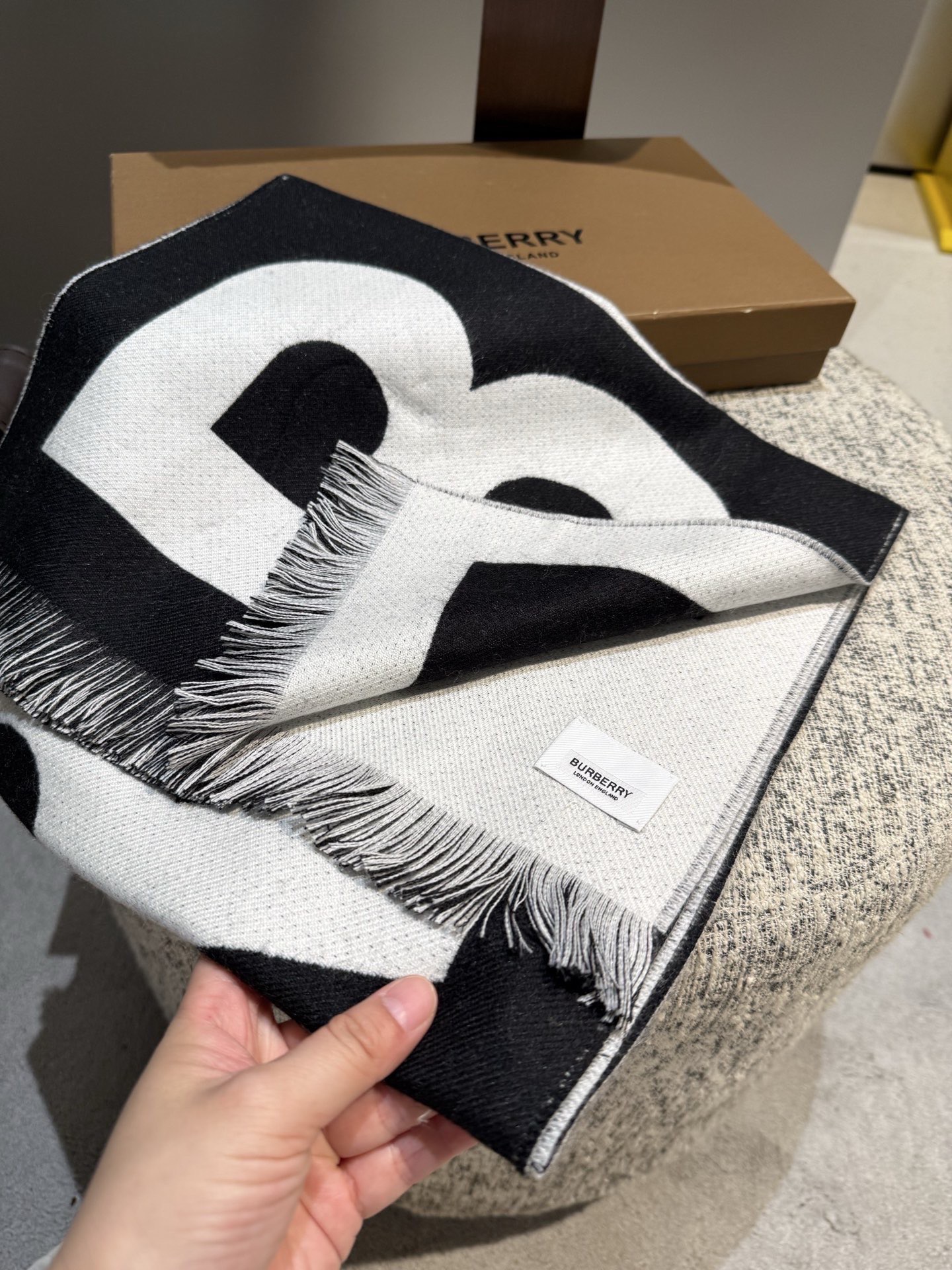 P【B大字母双面长巾】免代购，专柜新色，真香必入推荐款！全网最好的品质推荐给我的老姐妹们，须边细节都是一