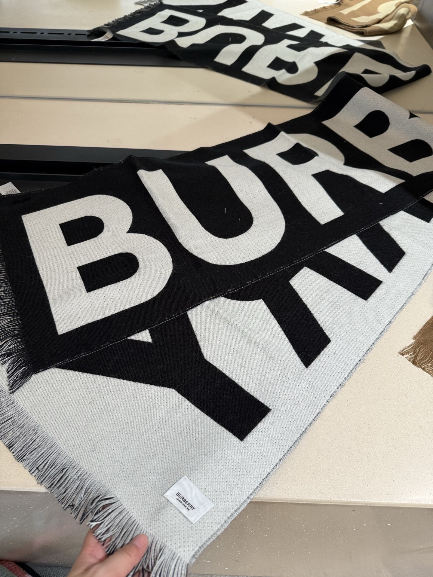 P【B大字母双面长巾】免代购，专柜新色，真香必入推荐款！全网最好的品质推荐给我的老姐妹们，须边细节都是一