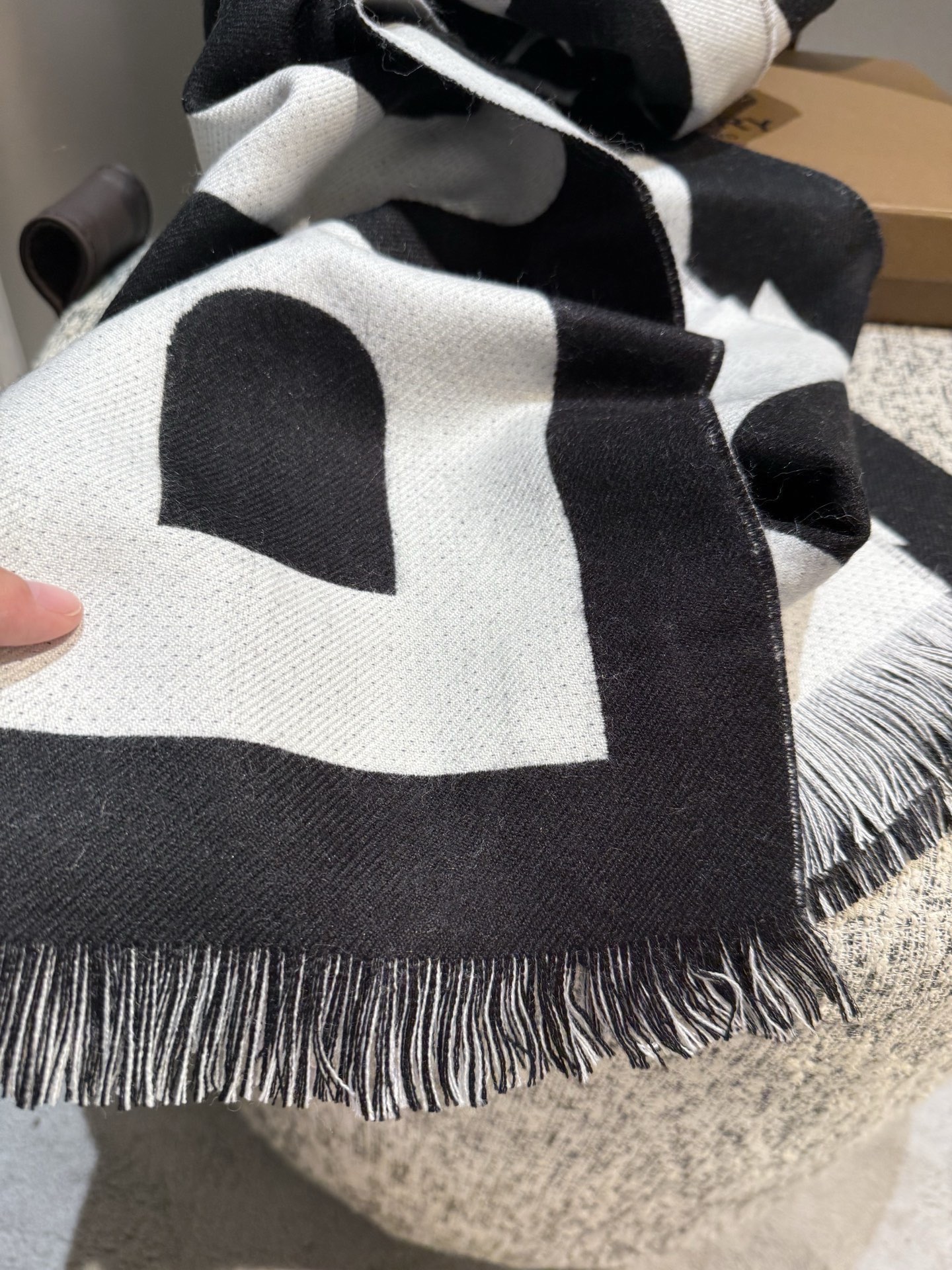 P【B大字母双面长巾】免代购，专柜新色，真香必入推荐款！全网最好的品质推荐给我的老姐妹们，须边细节都是一