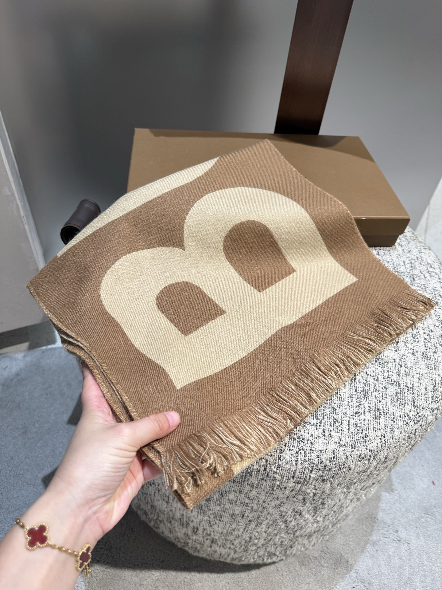 P【B大字母双面长巾】免代购，专柜新色，真香必入推荐款！全网最好的品质推荐给我的老姐妹们，须边细节都是一