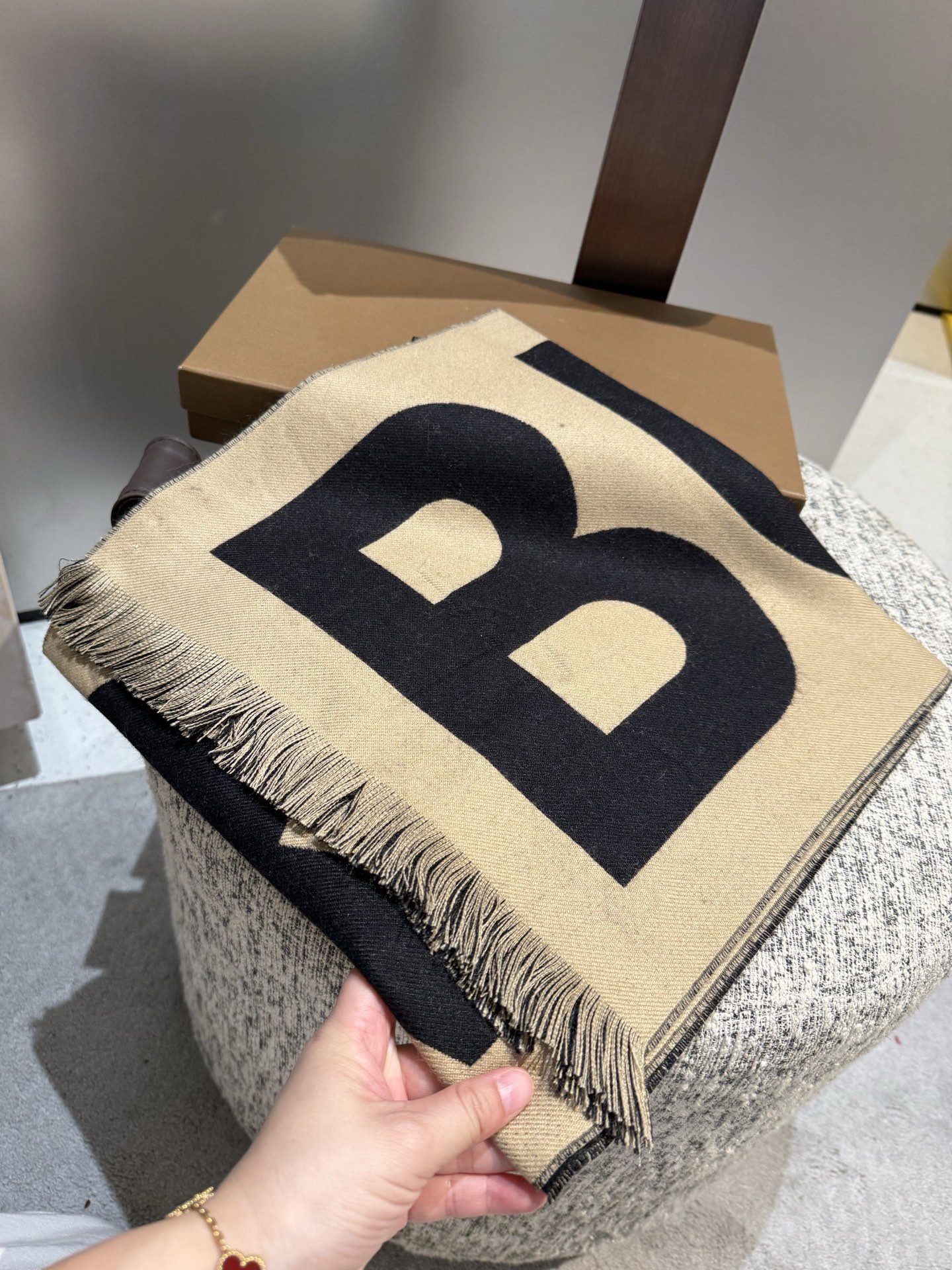 P【B大字母双面长巾】免代购，专柜新色，真香必入推荐款！全网最好的品质推荐给我的老姐妹们，须边细节都是一