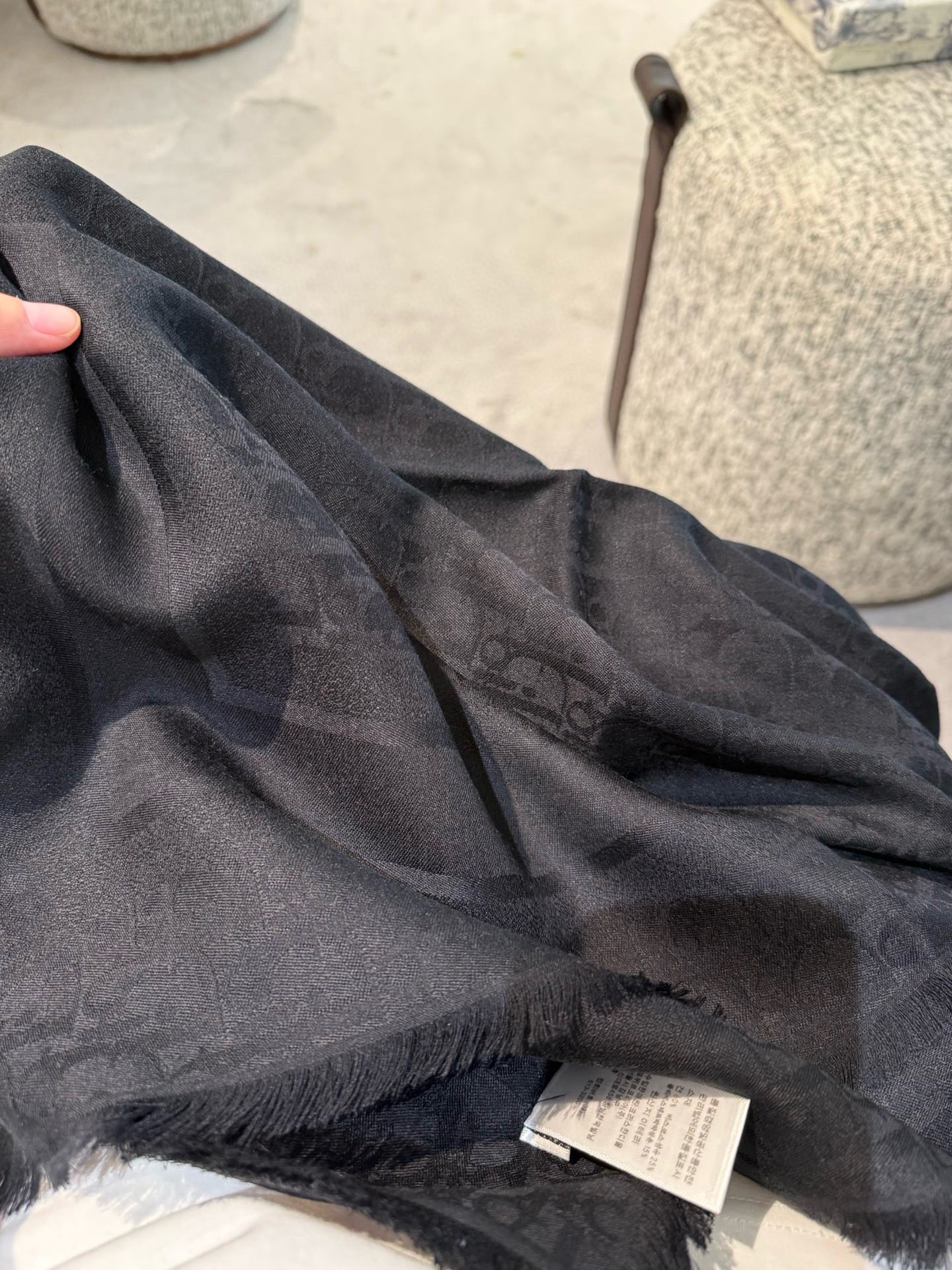 P高版本😈Dior披肩❤️经典方巾字母👍搭配丝毛混纺的华美质感，与成衣和配饰系列单品搭配相宜。尺寸：14