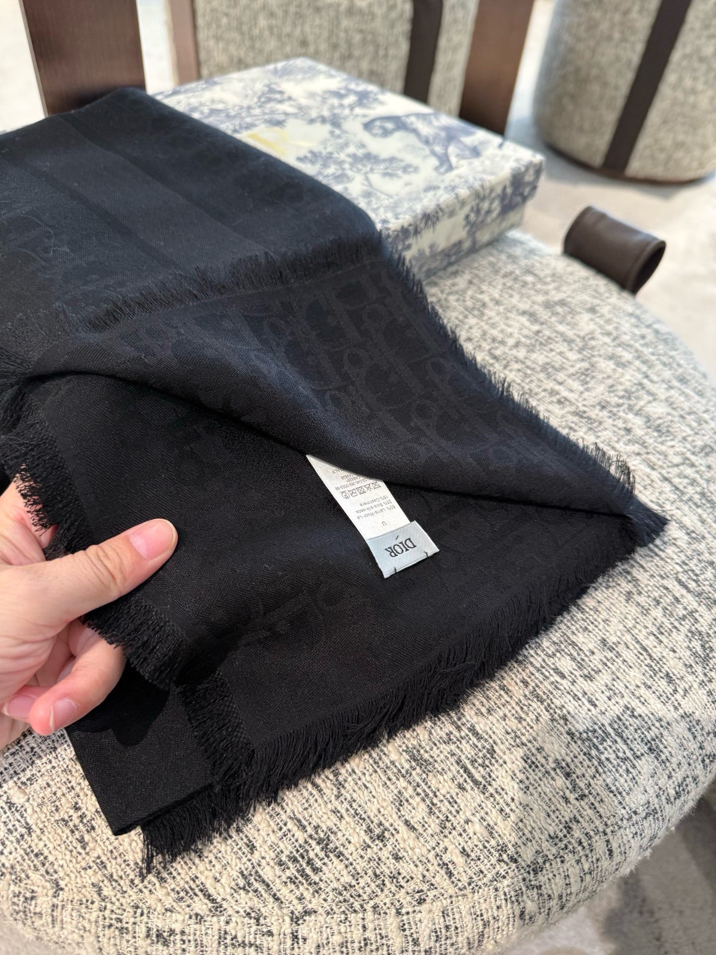 P高版本😈Dior披肩❤️经典方巾字母👍搭配丝毛混纺的华美质感，与成衣和配饰系列单品搭配相宜。尺寸：14