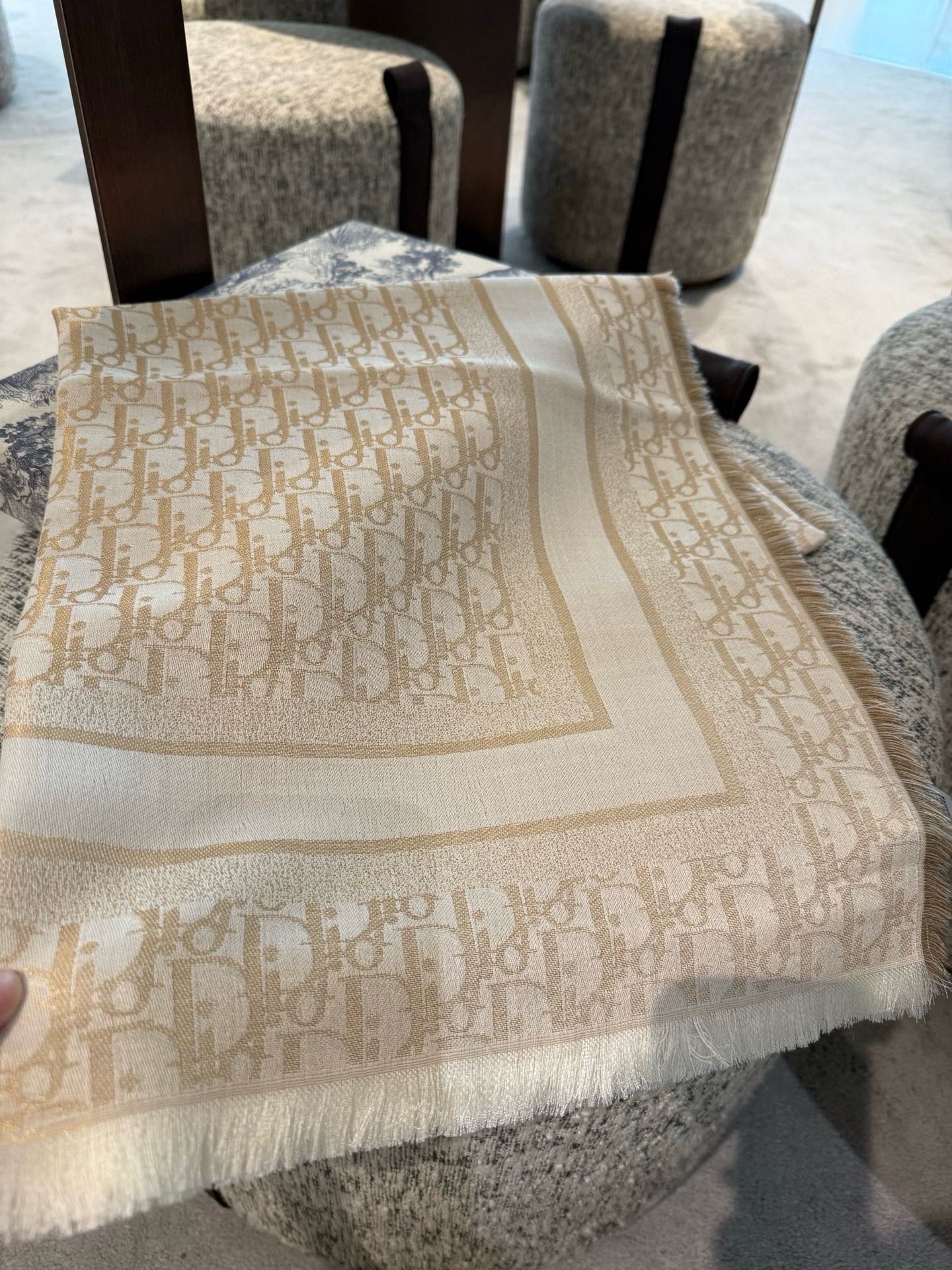 P高版本😈Dior披肩❤️经典方巾字母👍搭配丝毛混纺的华美质感，与成衣和配饰系列单品搭配相宜。尺寸：14