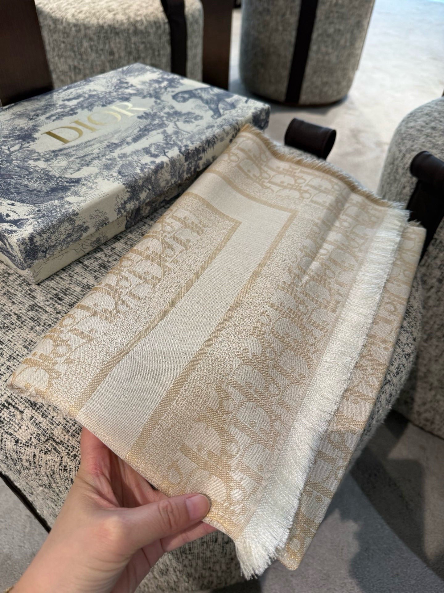 P高版本😈Dior披肩❤️经典方巾字母👍搭配丝毛混纺的华美质感，与成衣和配饰系列单品搭配相宜。尺寸：14