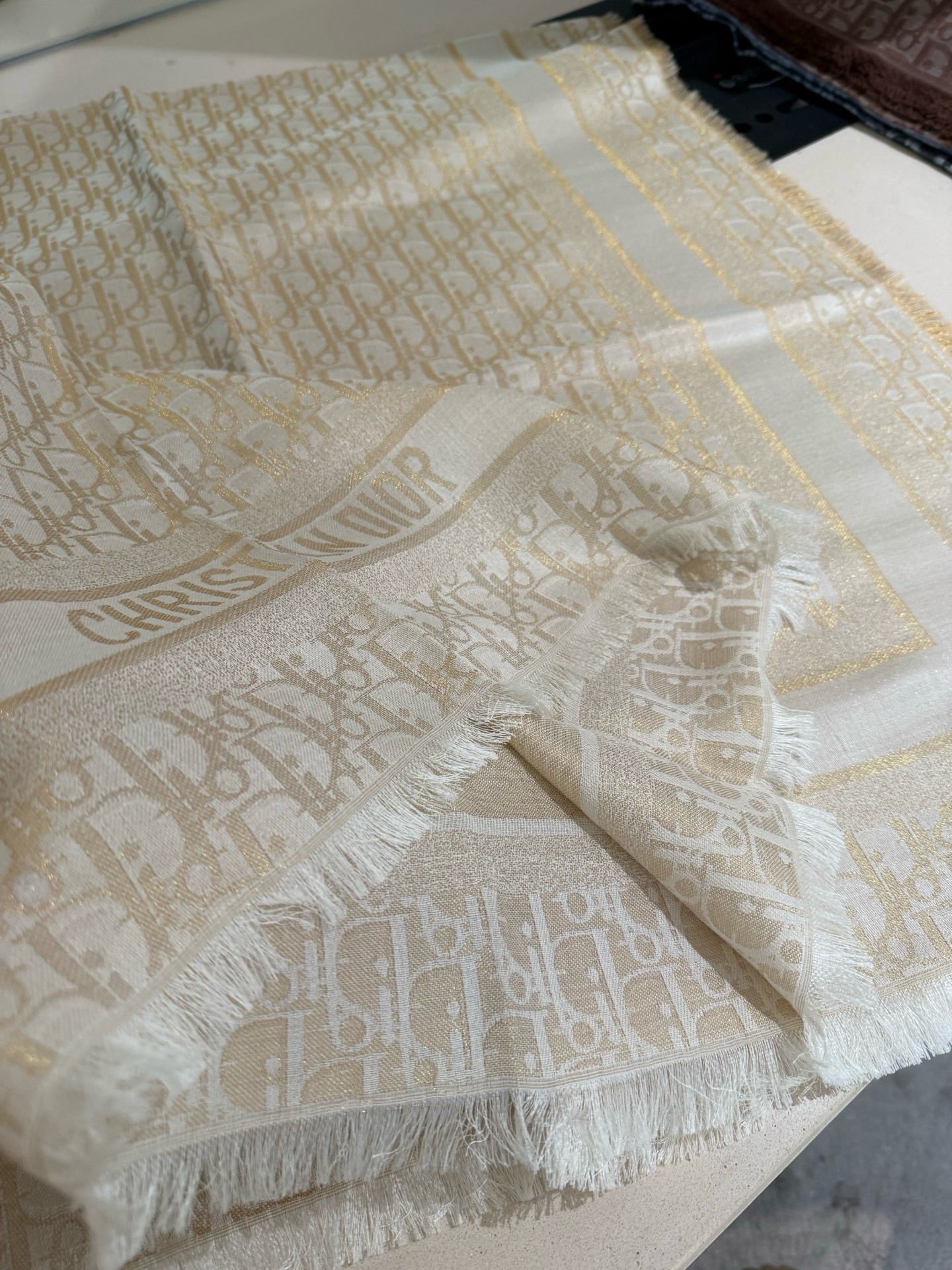 P高版本😈Dior披肩❤️经典方巾字母👍搭配丝毛混纺的华美质感，与成衣和配饰系列单品搭配相宜。尺寸：14