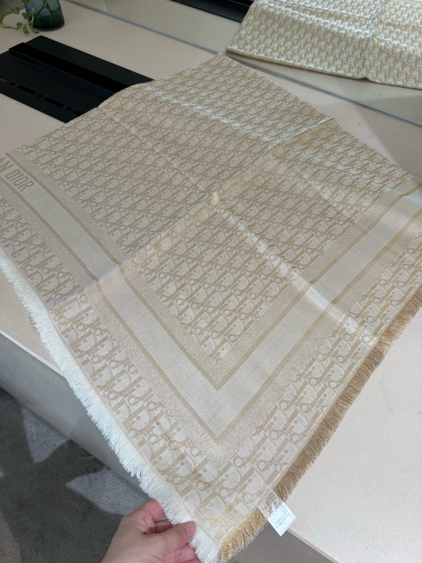 P高版本😈Dior披肩❤️经典方巾字母👍搭配丝毛混纺的华美质感，与成衣和配饰系列单品搭配相宜。尺寸：14