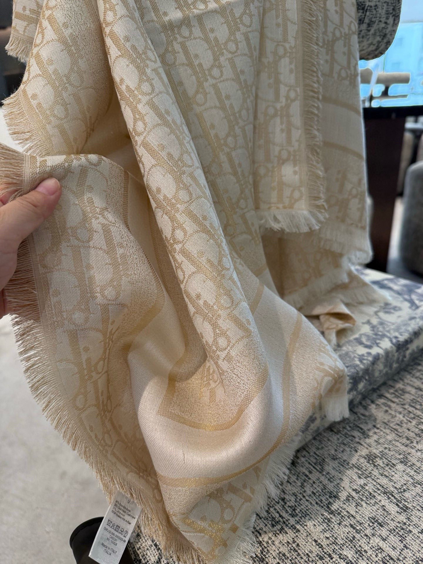 P高版本😈Dior披肩❤️经典方巾字母👍搭配丝毛混纺的华美质感，与成衣和配饰系列单品搭配相宜。尺寸：14