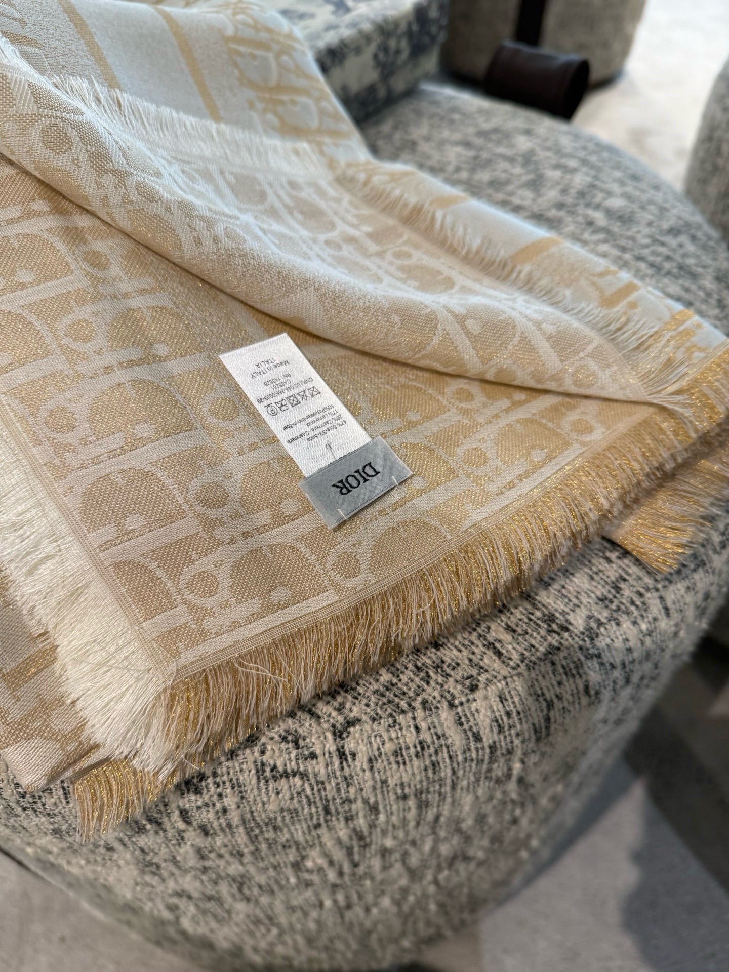 P高版本😈Dior披肩❤️经典方巾字母👍搭配丝毛混纺的华美质感，与成衣和配饰系列单品搭配相宜。尺寸：14