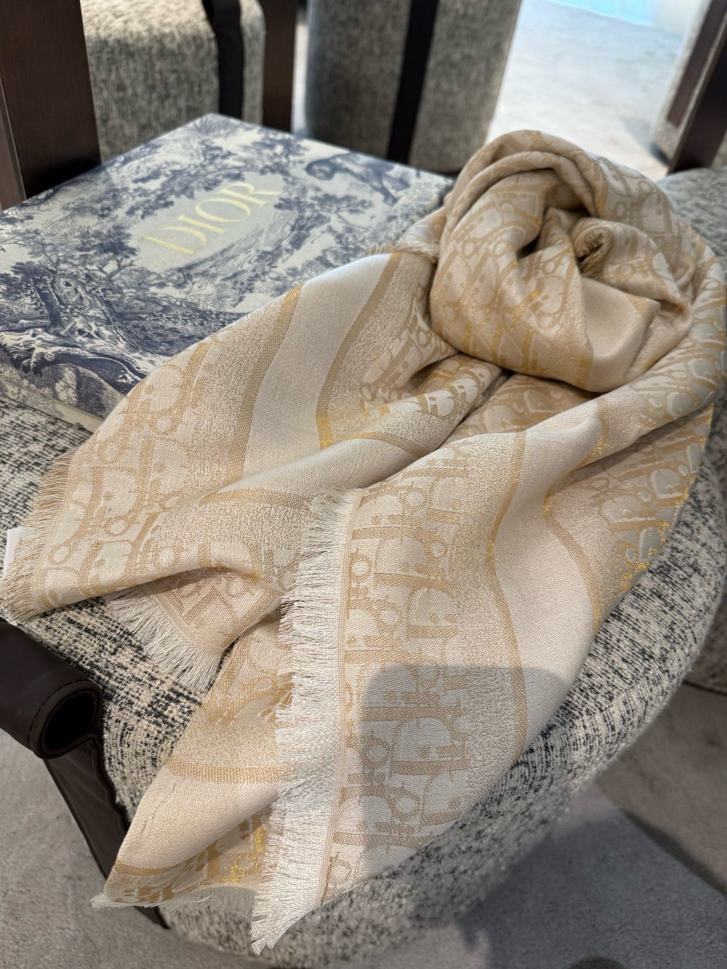 P高版本😈Dior披肩❤️经典方巾字母👍搭配丝毛混纺的华美质感，与成衣和配饰系列单品搭配相宜。尺寸：14