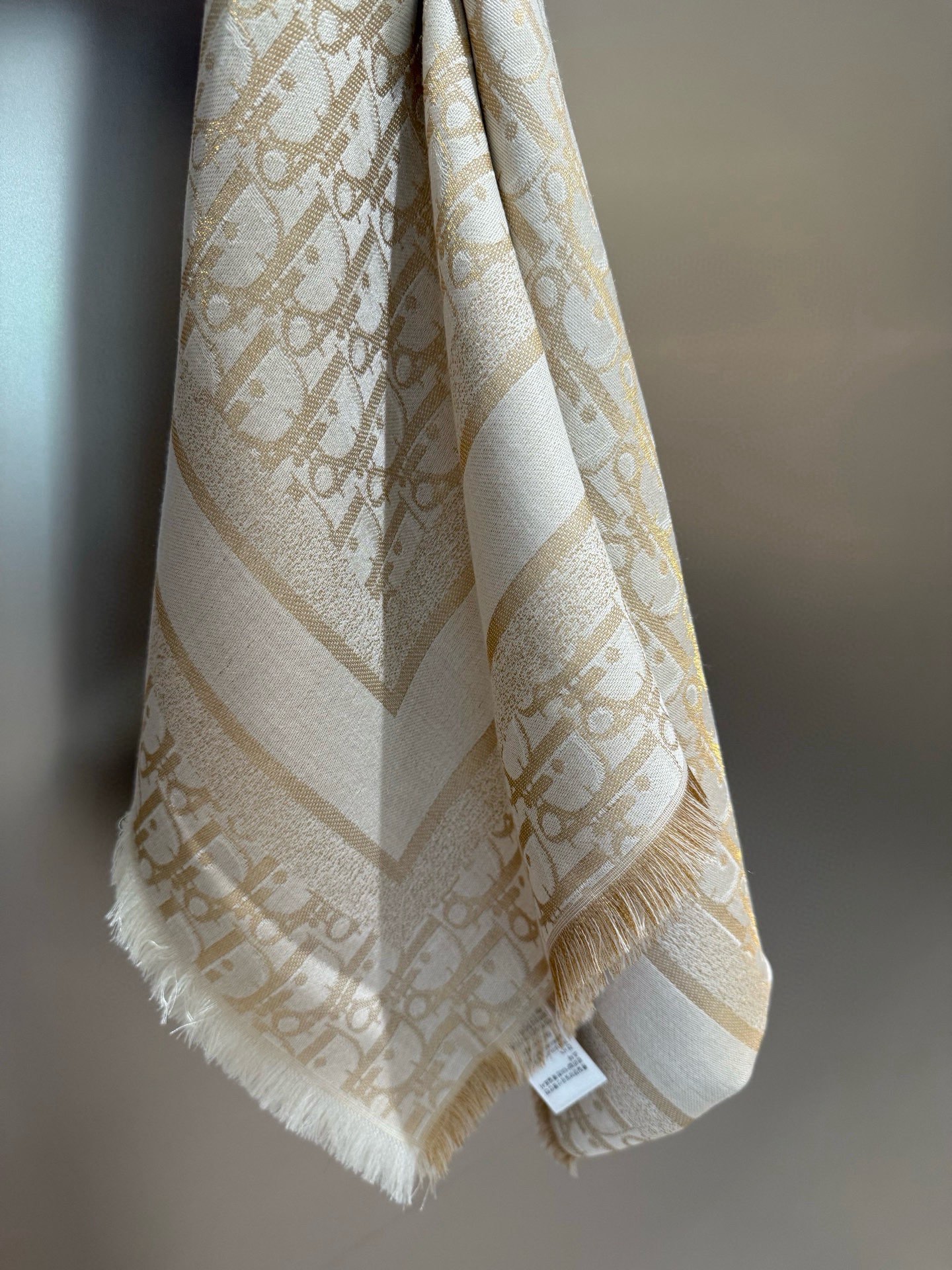 P高版本😈Dior披肩❤️经典方巾字母👍搭配丝毛混纺的华美质感，与成衣和配饰系列单品搭配相宜。尺寸：14