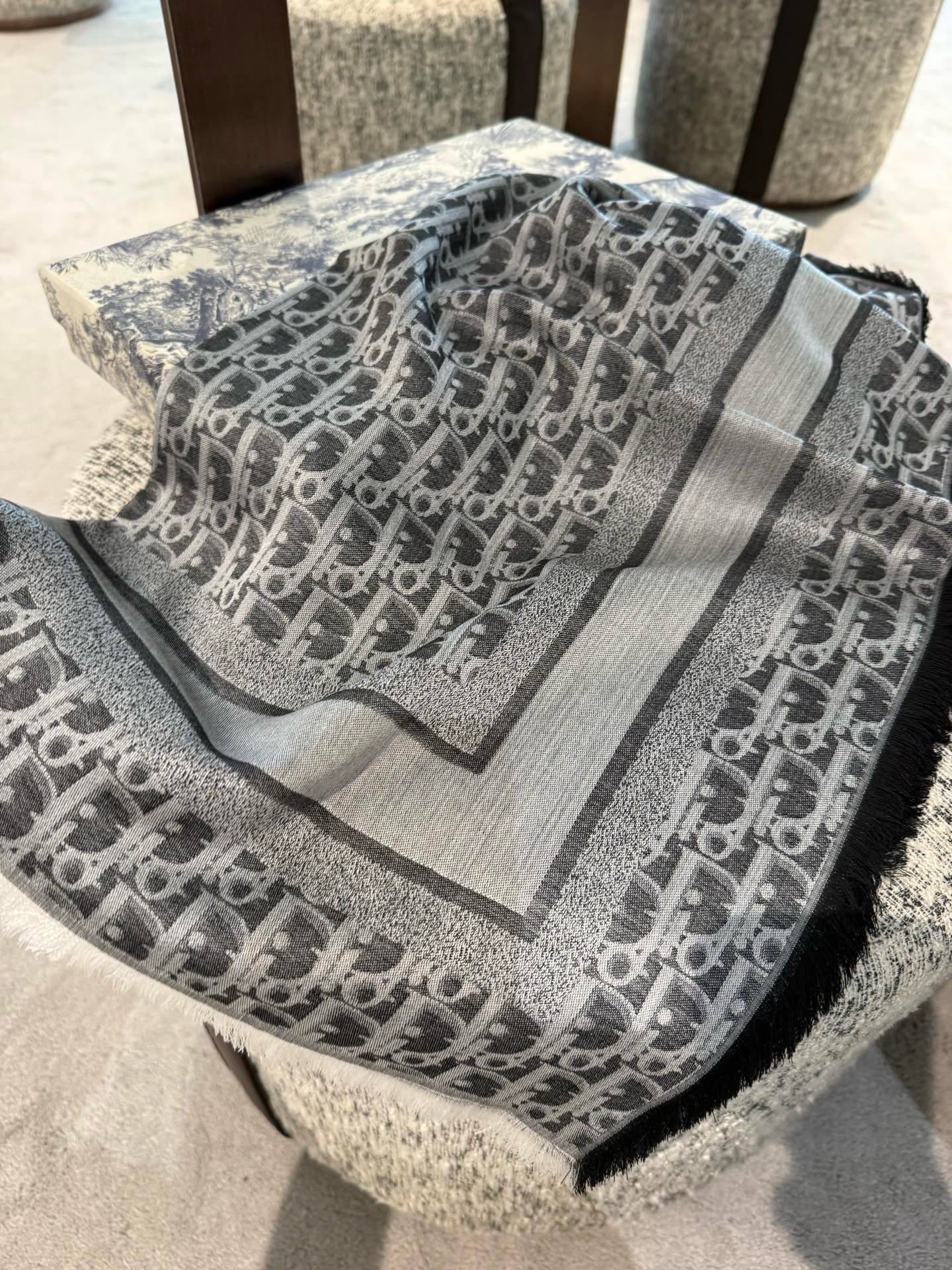 P高版本😈Dior披肩❤️经典方巾字母👍搭配丝毛混纺的华美质感，与成衣和配饰系列单品搭配相宜。尺寸：14