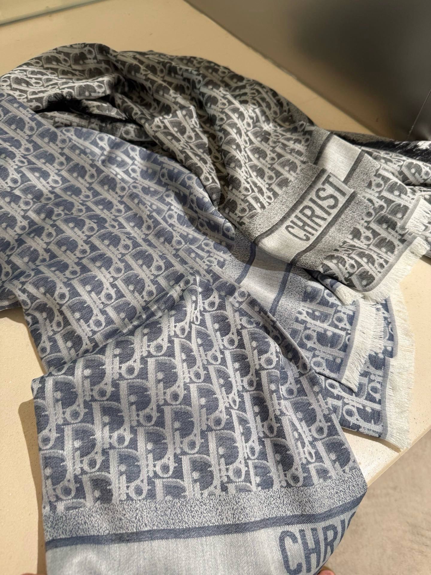 P高版本😈Dior披肩❤️经典方巾字母👍搭配丝毛混纺的华美质感，与成衣和配饰系列单品搭配相宜。尺寸：14