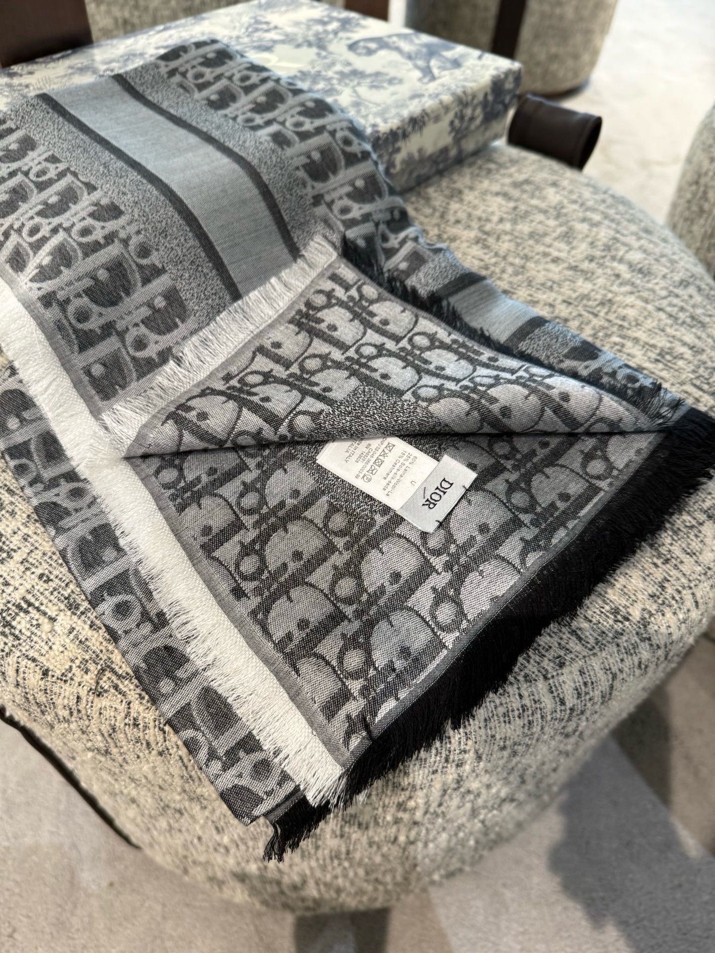 P高版本😈Dior披肩❤️经典方巾字母👍搭配丝毛混纺的华美质感，与成衣和配饰系列单品搭配相宜。尺寸：14