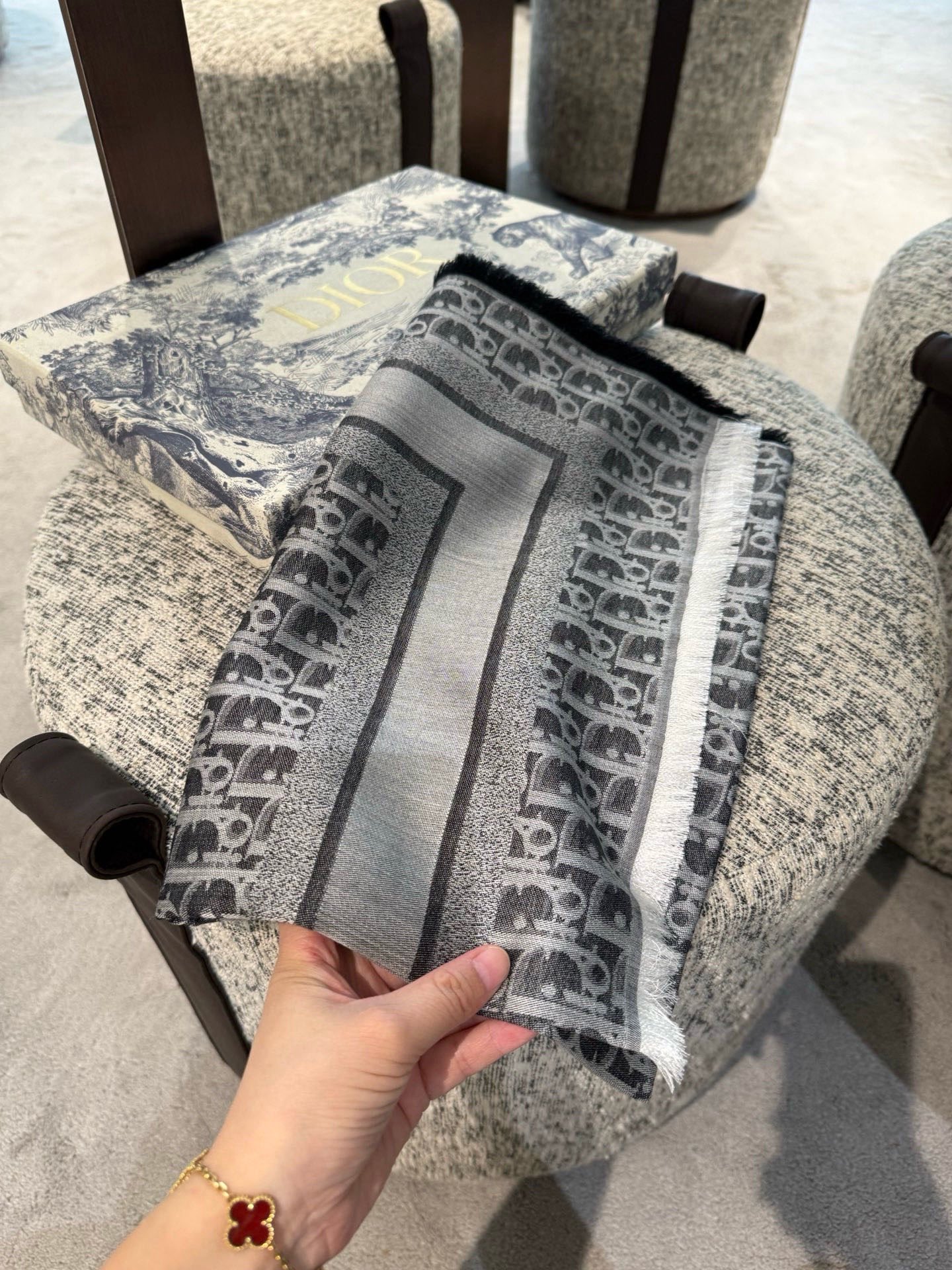 P高版本😈Dior披肩❤️经典方巾字母👍搭配丝毛混纺的华美质感，与成衣和配饰系列单品搭配相宜。尺寸：14