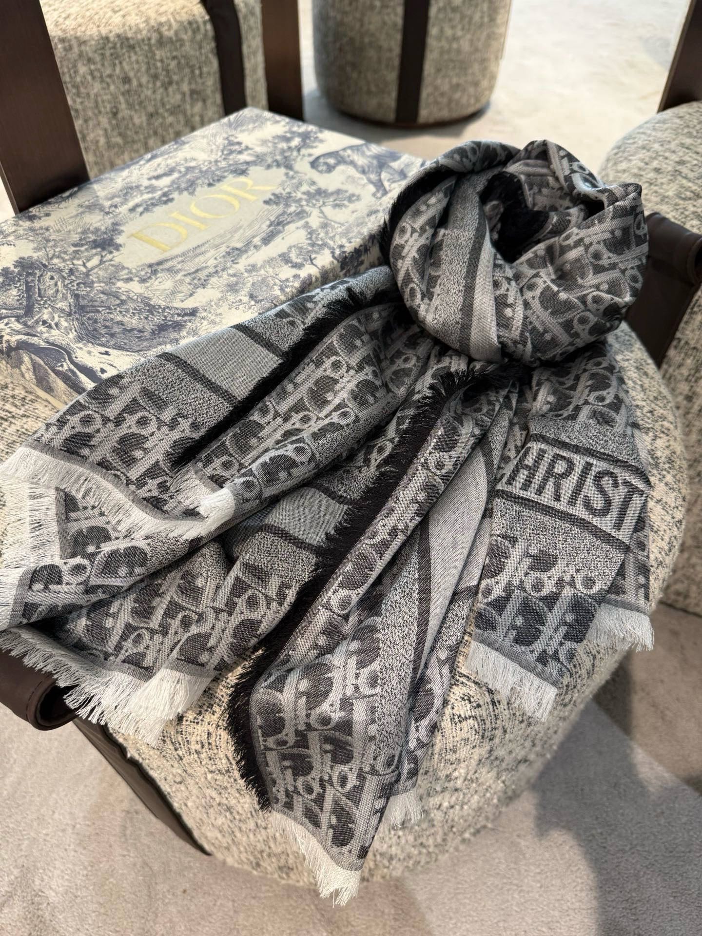 P高版本😈Dior披肩❤️经典方巾字母👍搭配丝毛混纺的华美质感，与成衣和配饰系列单品搭配相宜。尺寸：14