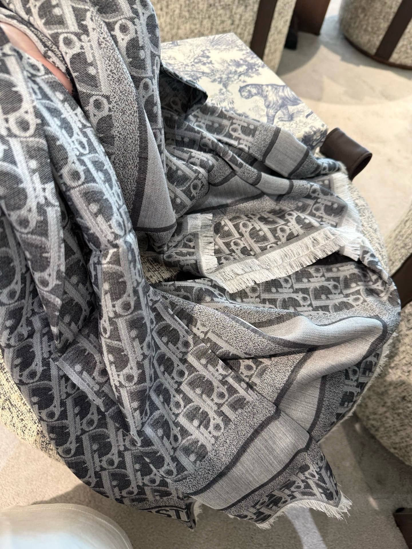 P高版本😈Dior披肩❤️经典方巾字母👍搭配丝毛混纺的华美质感，与成衣和配饰系列单品搭配相宜。尺寸：14