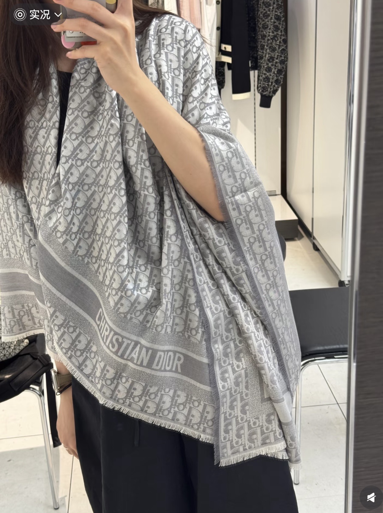 P高版本😈Dior披肩❤️经典方巾字母👍搭配丝毛混纺的华美质感，与成衣和配饰系列单品搭配相宜。尺寸：14