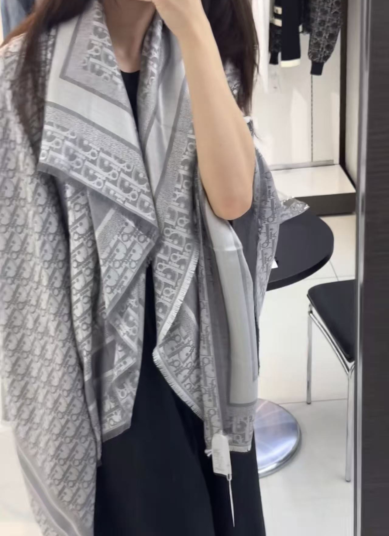 P高版本😈Dior披肩❤️经典方巾字母👍搭配丝毛混纺的华美质感，与成衣和配饰系列单品搭配相宜。尺寸：14