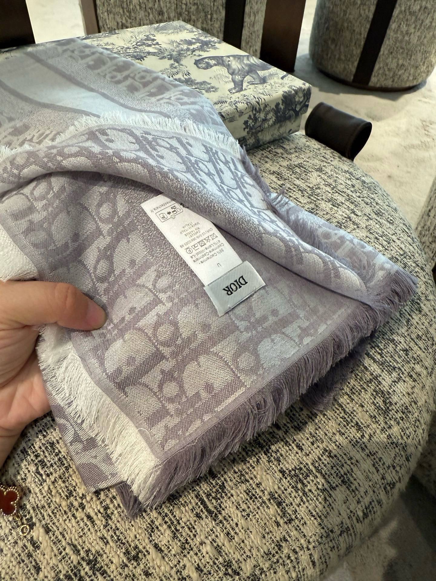 P高版本😈Dior披肩❤️经典方巾字母👍搭配丝毛混纺的华美质感，与成衣和配饰系列单品搭配相宜。尺寸：14