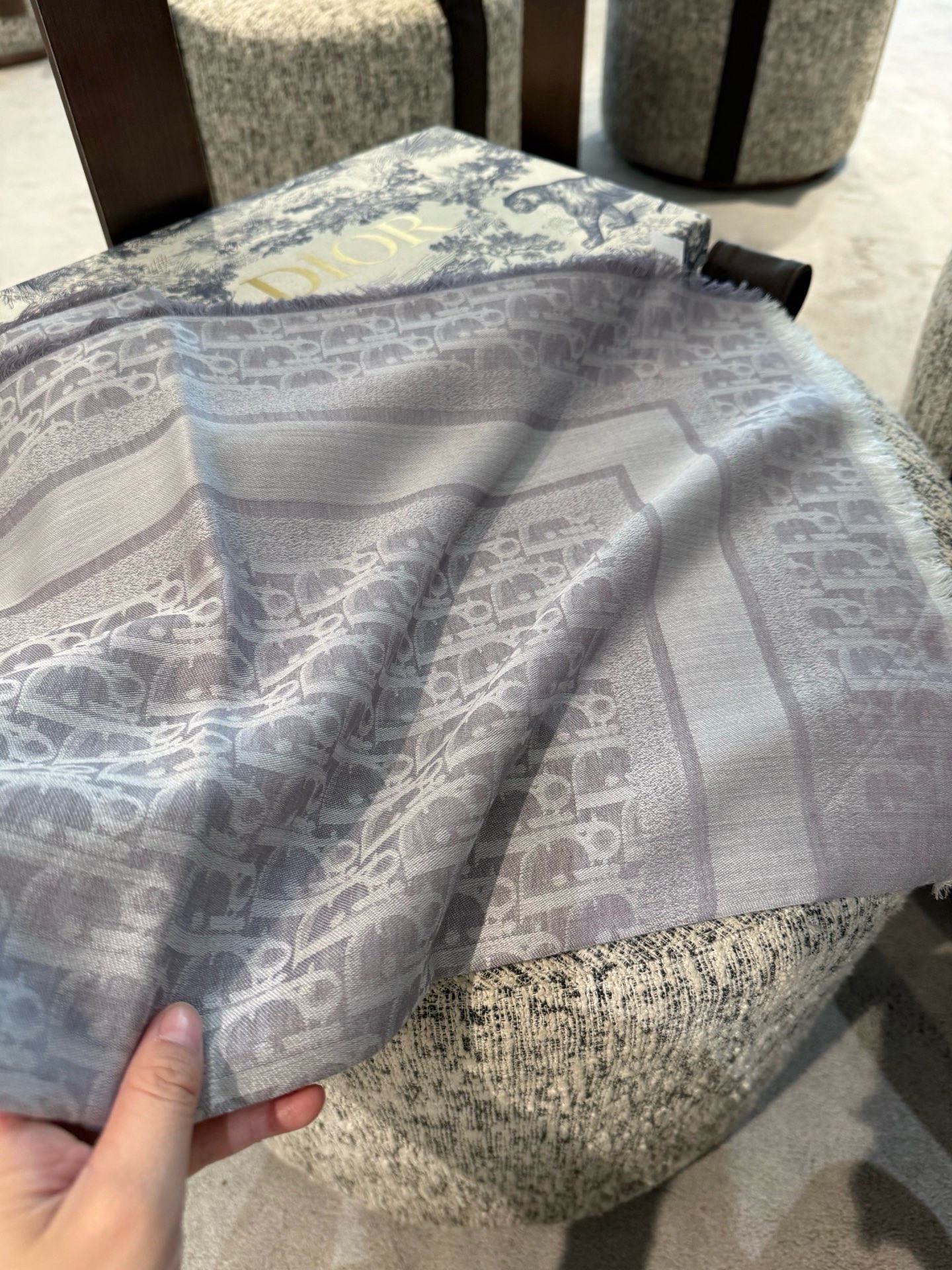 P高版本😈Dior披肩❤️经典方巾字母👍搭配丝毛混纺的华美质感，与成衣和配饰系列单品搭配相宜。尺寸：14